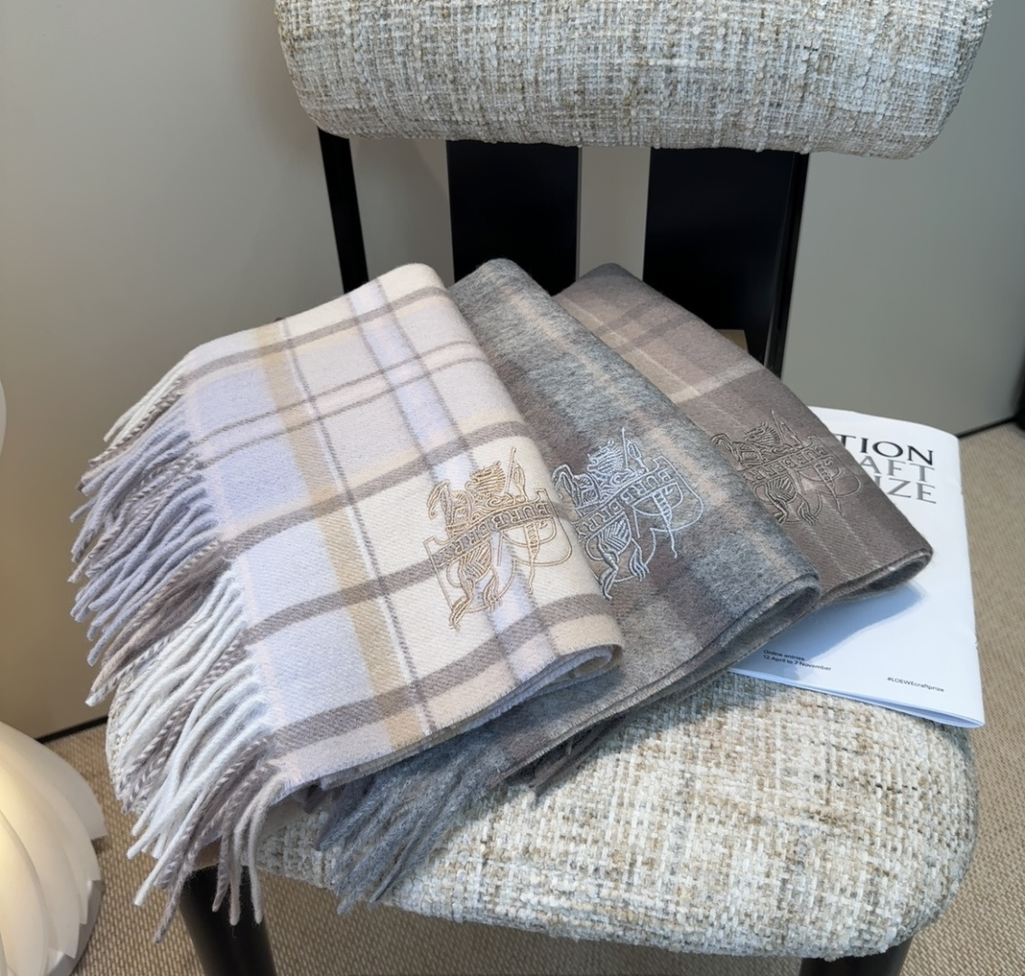 Burberry · 巴宝莉围巾❗️好看的要疯掉了，太有型太有魅力了❗️❗️非常斯文时尚的秋冬单品！真的