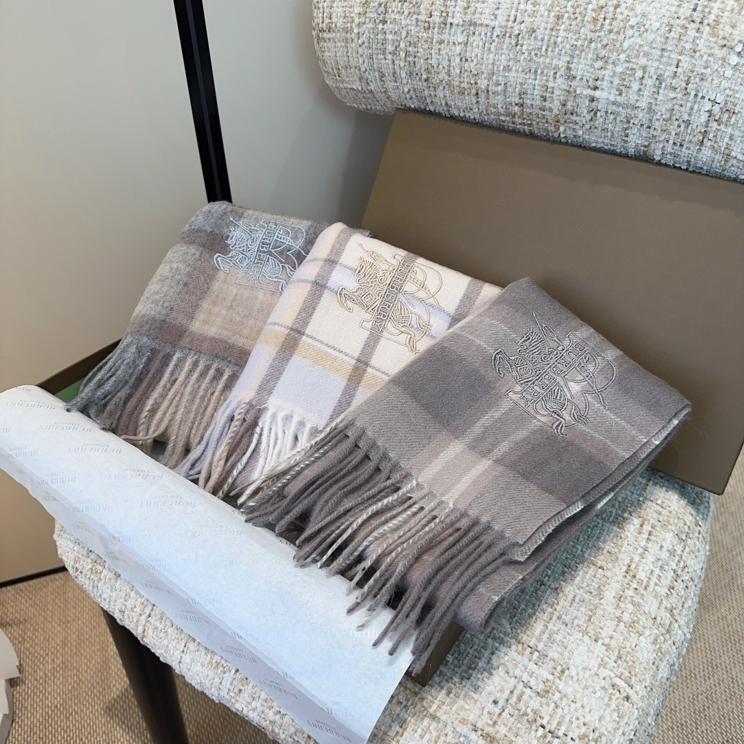 Burberry · 巴宝莉围巾❗️好看的要疯掉了，太有型太有魅力了❗️❗️非常斯文时尚的秋冬单品！真的