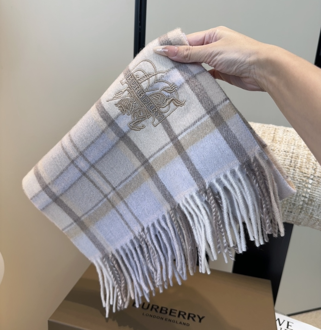 Burberry · 巴宝莉围巾❗️好看的要疯掉了，太有型太有魅力了❗️❗️非常斯文时尚的秋冬单品！真的