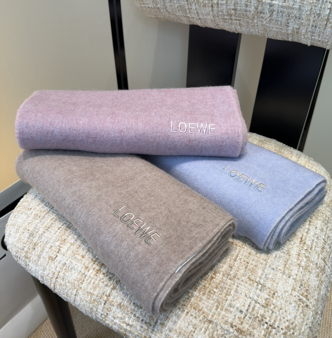 【▪Loewe · 罗意威难得一见的温柔配色，低调又不失优雅❗】重点推荐❗双面配色，一条围巾两种风格搭配