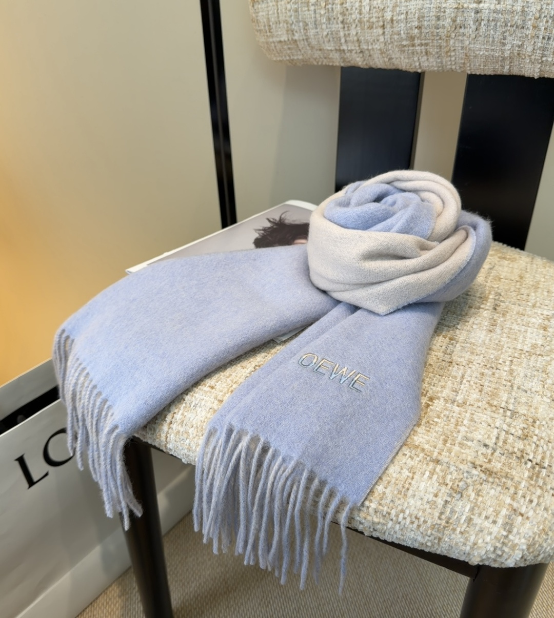 【▪Loewe · 罗意威难得一见的温柔配色，低调又不失优雅❗】重点推荐❗双面配色，一条围巾两种风格搭配