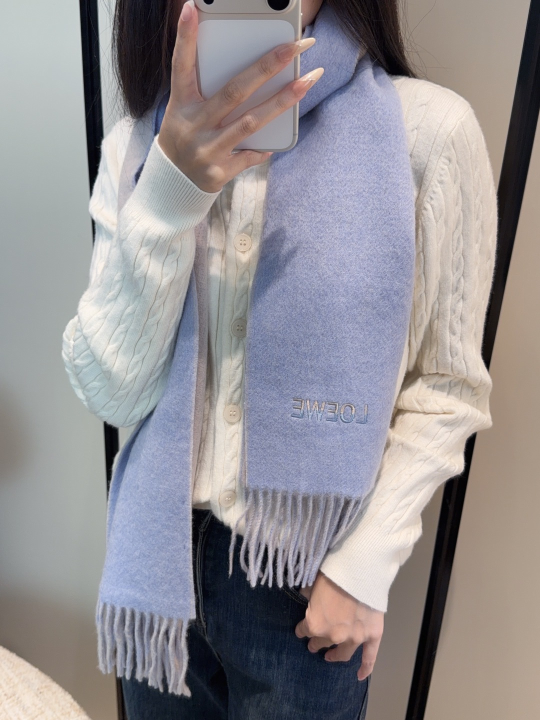 NO:581064,【Loewe ·  Loewe's rare and gentle color matching, low-key yet elegant] Highly recommend the double-sided color matching, a scarf with two styles, high-end, comfortable and fashionable temperament, a niche name, but full of big-name style, super Amway loewe this soft color that touches the heart  Beautiful scarf, extremely simple color with eye-catching color-changing logo, the finishing touch without losing the beauty, the pursuit of successful people, the color is absolute, a bit unique and fairy-like, the absolute choice for couples, the color is elegant, not enchanting, specifications 30x  180cm high version scarf, high version scarf, loewe, loewe19860909【Loewe · 罗意威难得一见的温柔配色,低调又不失优雅】重点推荐双面配色,一条围巾两种风格搭配,高级舒适时髦气质,名小众,却大牌范十足,超级安利loewe这款触动内心的柔美围巾,极其简单的颜色搭配抢眼的变色logo,点睛之笔确又不失美感,成功人士的追求,色彩绝对,有点独有的仙气,绝对的情侣款不二之选,颜色淡雅,不妖娆规格30x 180cm高版本围巾,高版本围巾,loewe,loewe,scarf