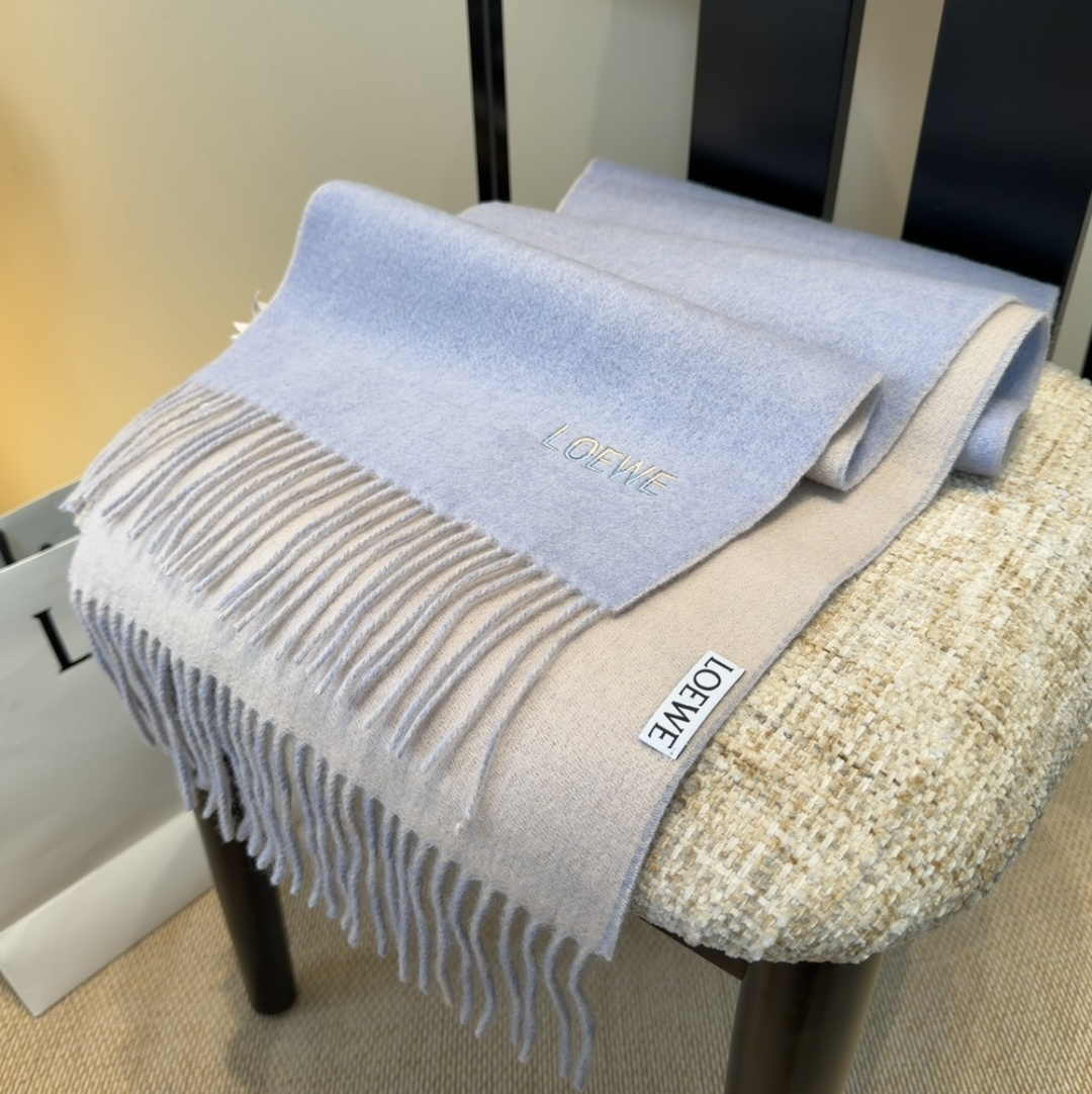 【▪Loewe · 罗意威难得一见的温柔配色，低调又不失优雅❗】重点推荐❗双面配色，一条围巾两种风格搭配