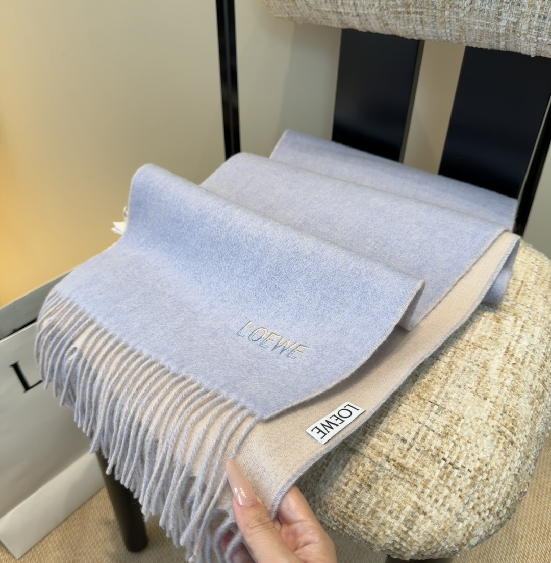 【▪Loewe · 罗意威难得一见的温柔配色，低调又不失优雅❗】重点推荐❗双面配色，一条围巾两种风格搭配