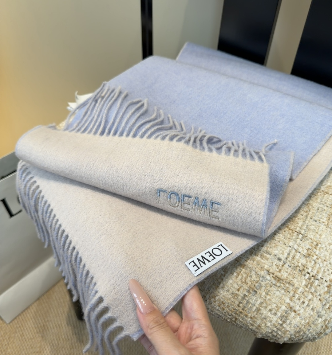 【▪Loewe · 罗意威难得一见的温柔配色，低调又不失优雅❗】重点推荐❗双面配色，一条围巾两种风格搭配