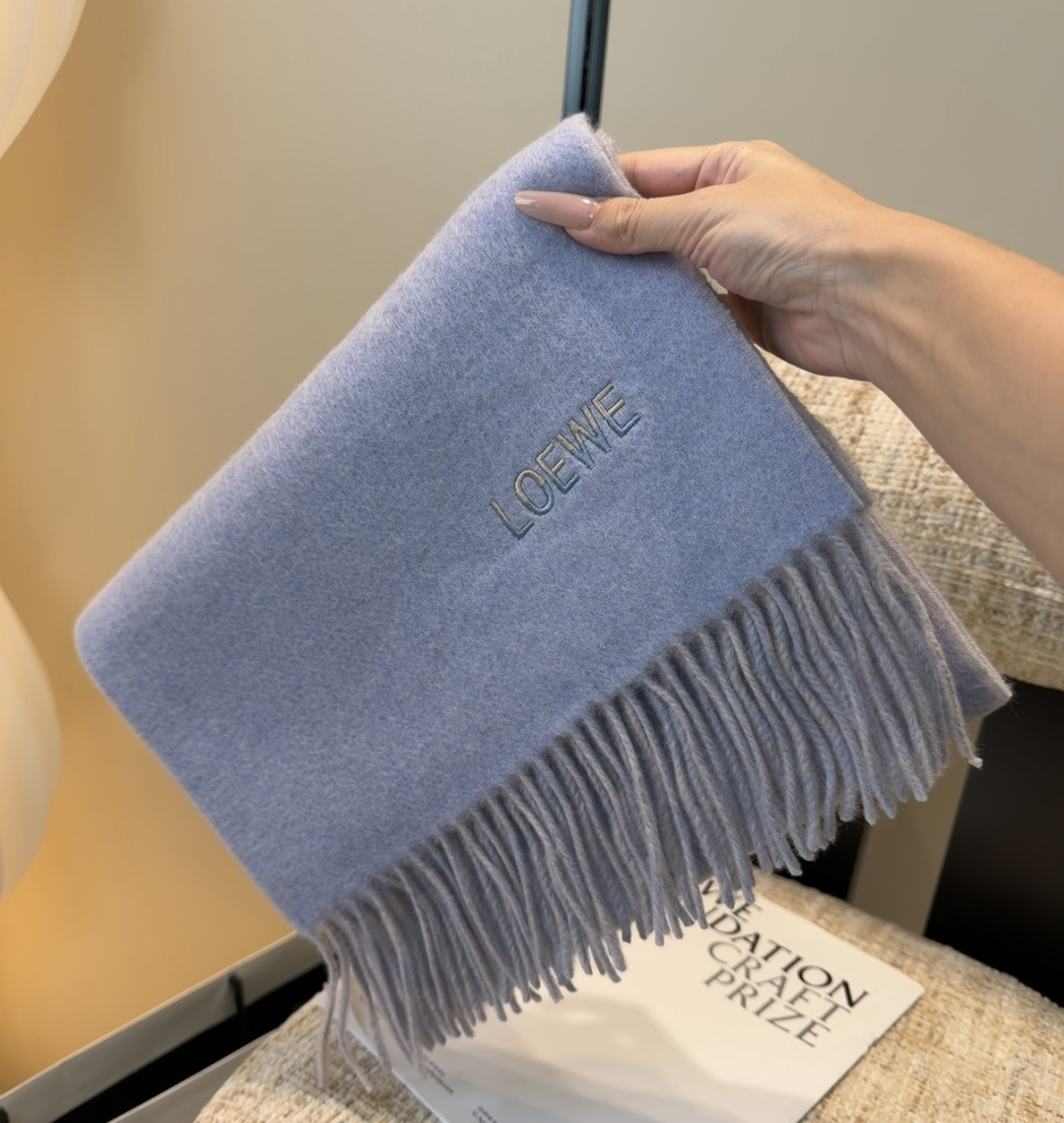 【▪Loewe · 罗意威难得一见的温柔配色，低调又不失优雅❗】重点推荐❗双面配色，一条围巾两种风格搭配