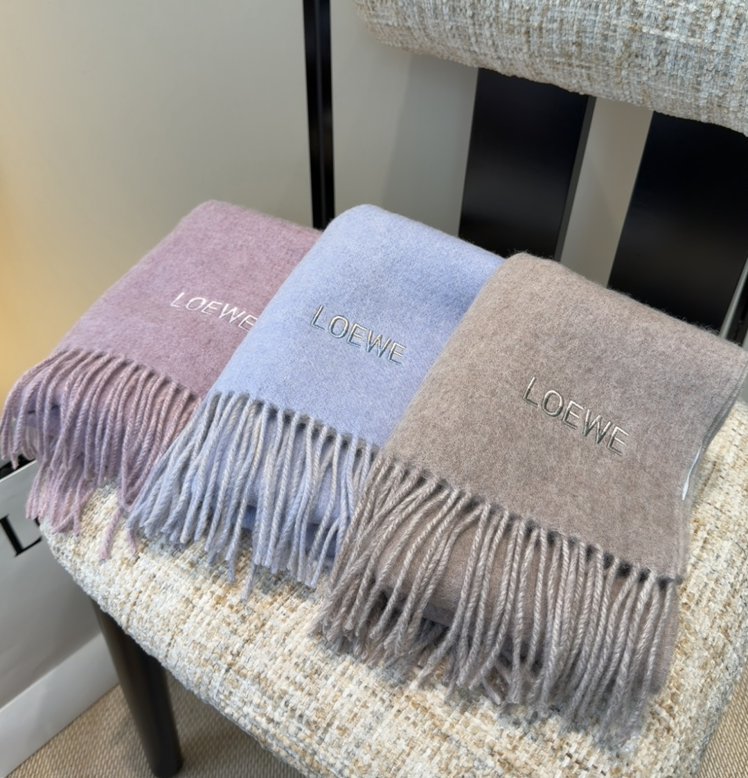 【▪Loewe · 罗意威难得一见的温柔配色，低调又不失优雅❗】重点推荐❗双面配色，一条围巾两种风格搭配