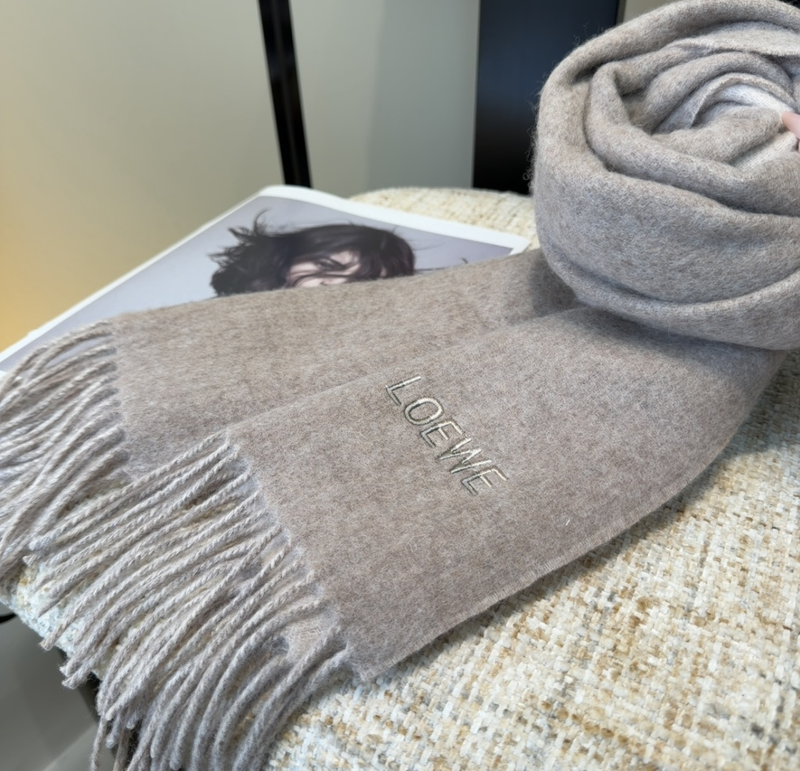 【▪Loewe · 罗意威难得一见的温柔配色，低调又不失优雅❗】重点推荐❗双面配色，一条围巾两种风格搭配