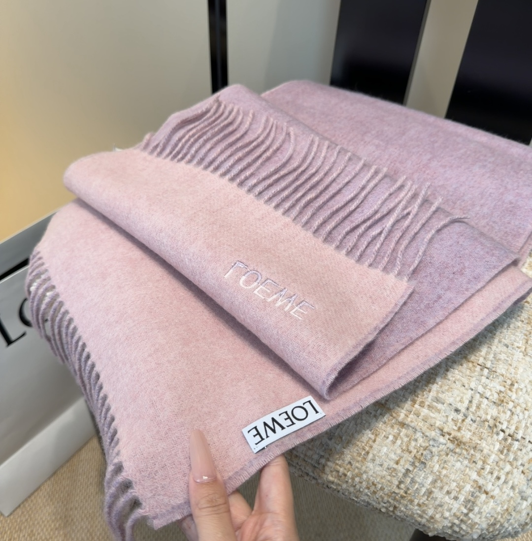 【▪Loewe · 罗意威难得一见的温柔配色，低调又不失优雅❗】重点推荐❗双面配色，一条围巾两种风格搭配