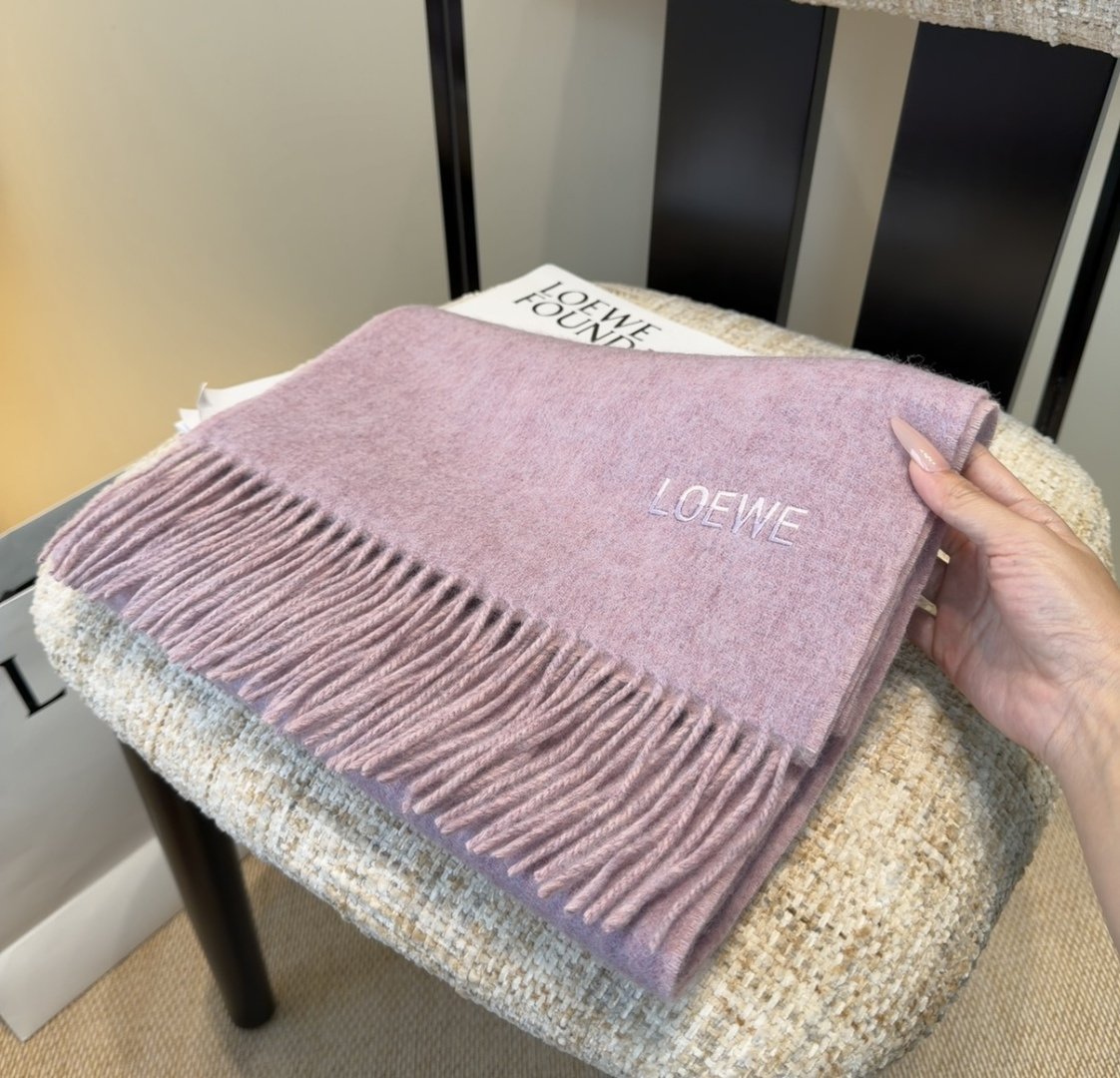 【▪Loewe · 罗意威难得一见的温柔配色，低调又不失优雅❗】重点推荐❗双面配色，一条围巾两种风格搭配