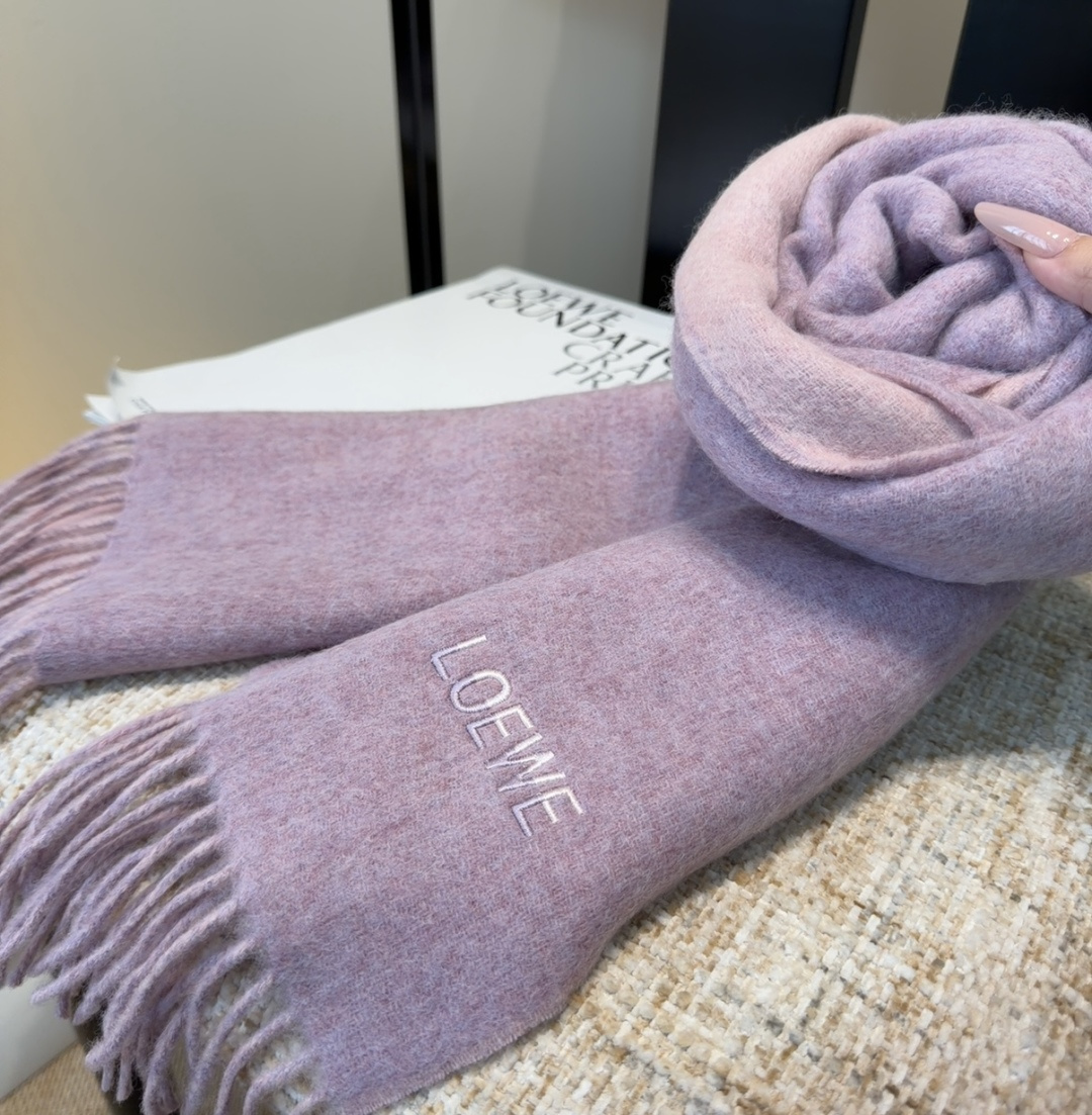 【▪Loewe · 罗意威难得一见的温柔配色，低调又不失优雅❗】重点推荐❗双面配色，一条围巾两种风格搭配