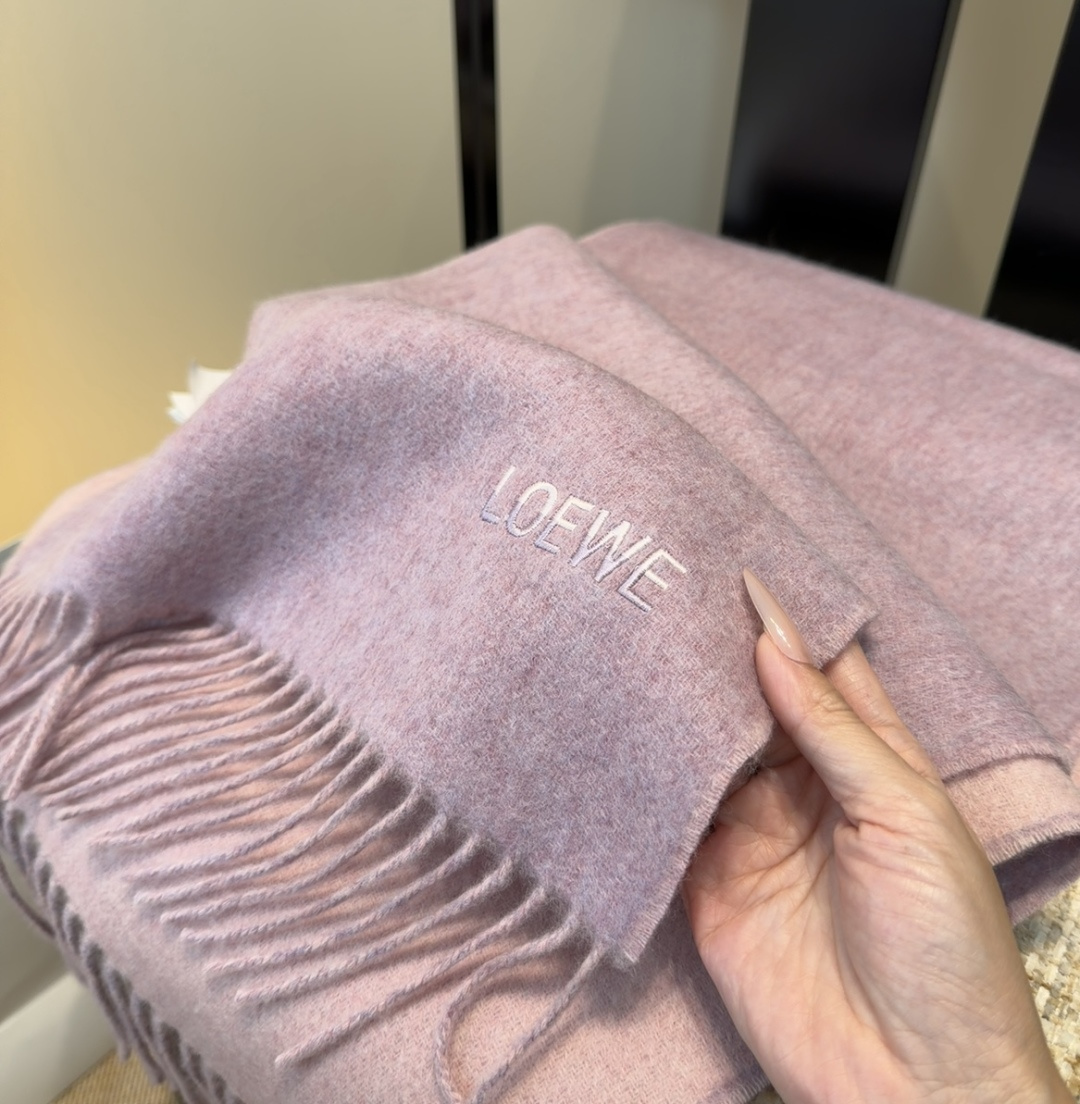 【▪Loewe · 罗意威难得一见的温柔配色，低调又不失优雅❗】重点推荐❗双面配色，一条围巾两种风格搭配