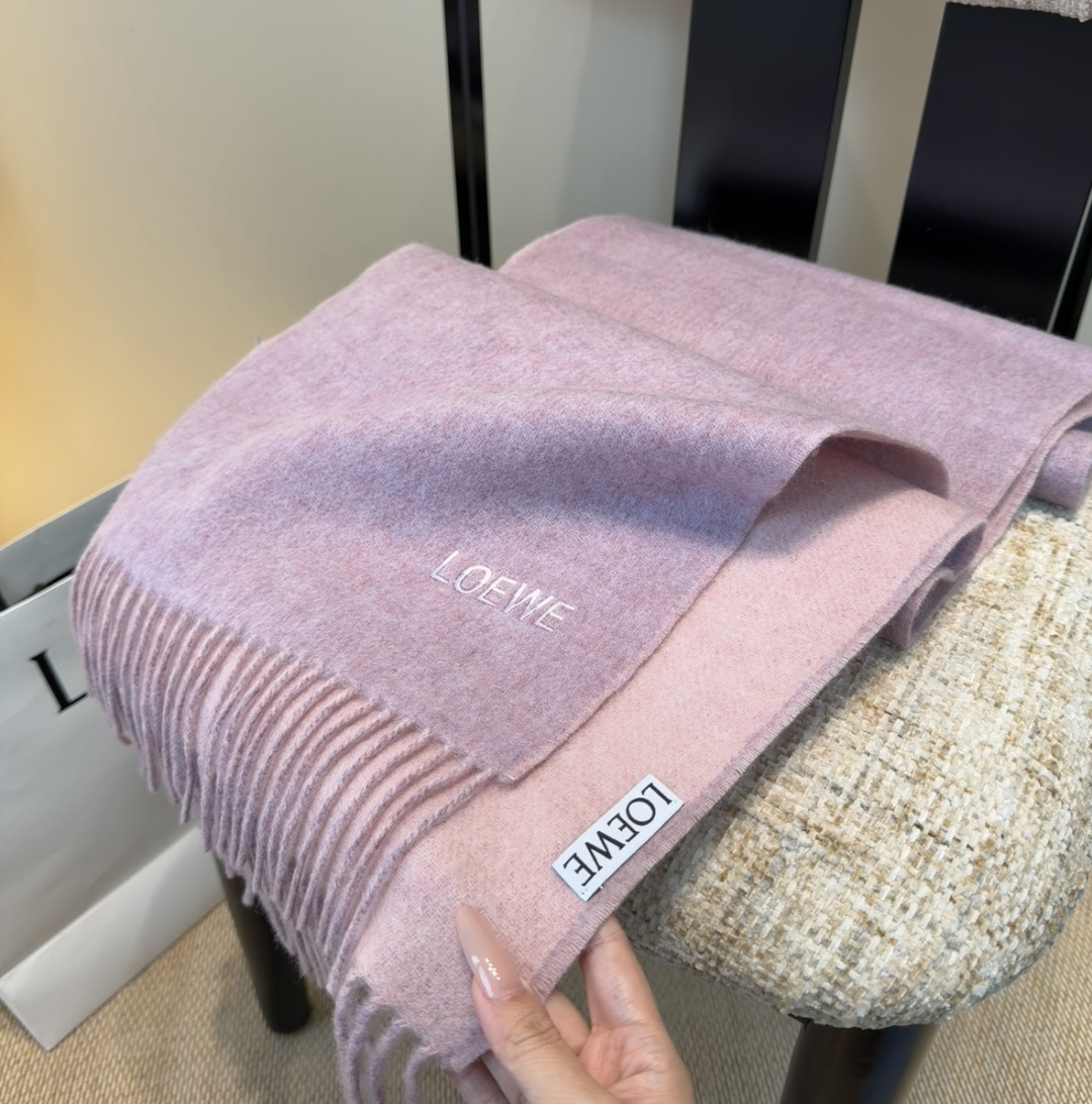【▪Loewe · 罗意威难得一见的温柔配色，低调又不失优雅❗】重点推荐❗双面配色，一条围巾两种风格搭配