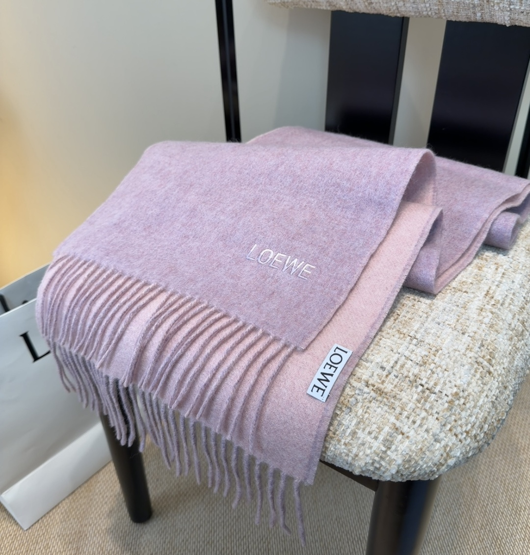 【▪Loewe · 罗意威难得一见的温柔配色，低调又不失优雅❗】重点推荐❗双面配色，一条围巾两种风格搭配