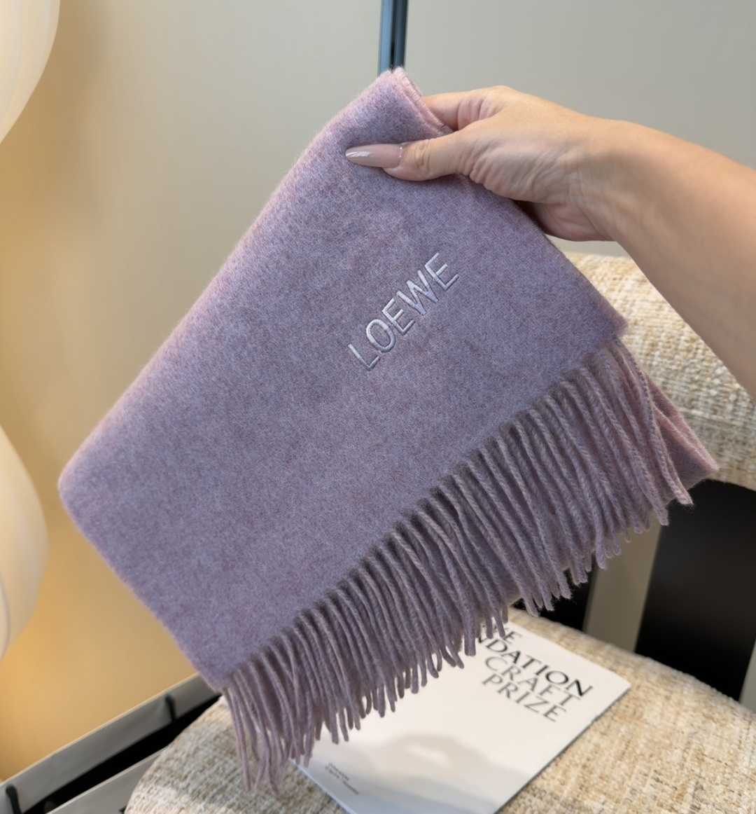 【▪Loewe · 罗意威难得一见的温柔配色，低调又不失优雅❗】重点推荐❗双面配色，一条围巾两种风格搭配
