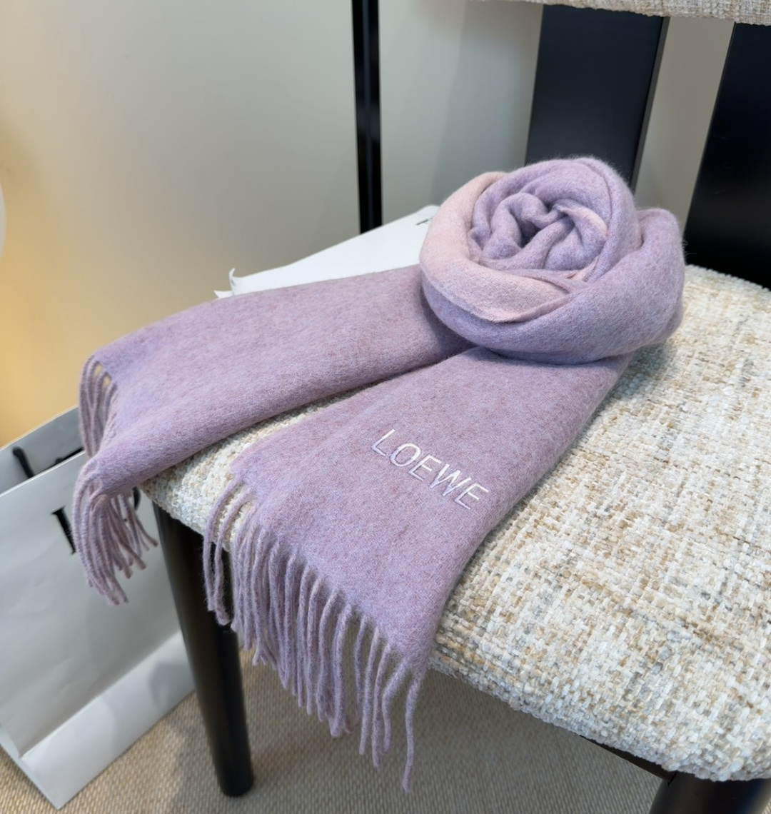 【▪Loewe · 罗意威难得一见的温柔配色，低调又不失优雅❗】重点推荐❗双面配色，一条围巾两种风格搭配