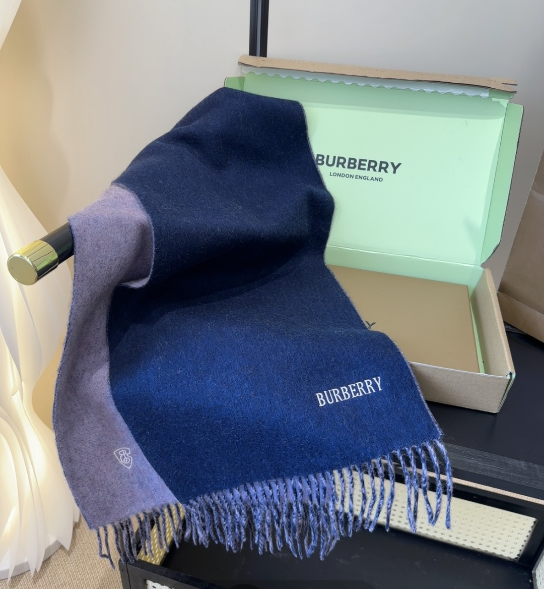 巴宝莉情侣款 美到要尖叫😱最新款🎊英伦欧美范儿 又是一款即时尚又实用的大围巾&长巾，🎆撞色的颜色搭配很协