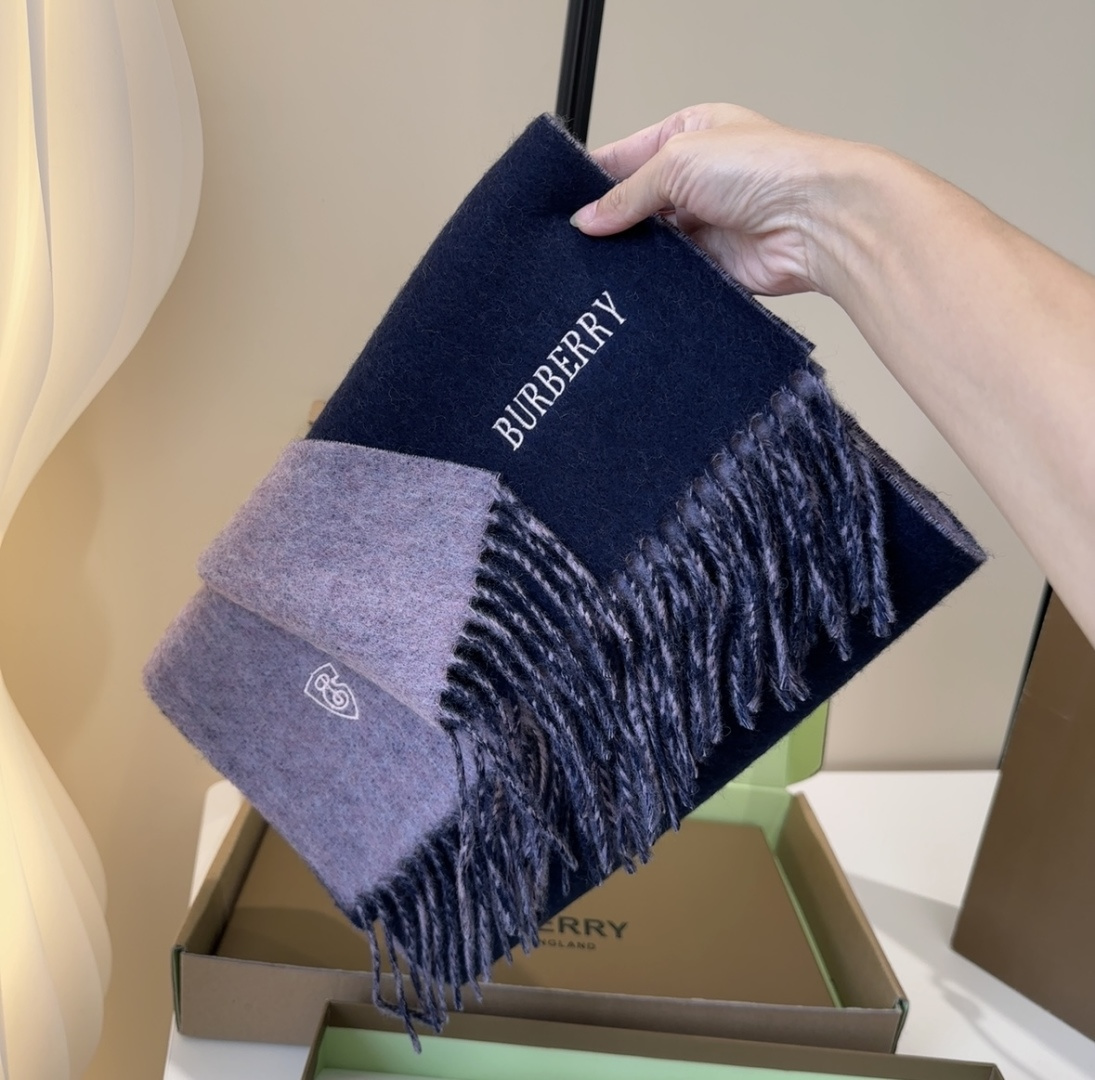 巴宝莉情侣款 美到要尖叫😱最新款🎊英伦欧美范儿 又是一款即时尚又实用的大围巾&长巾，🎆撞色的颜色搭配很协