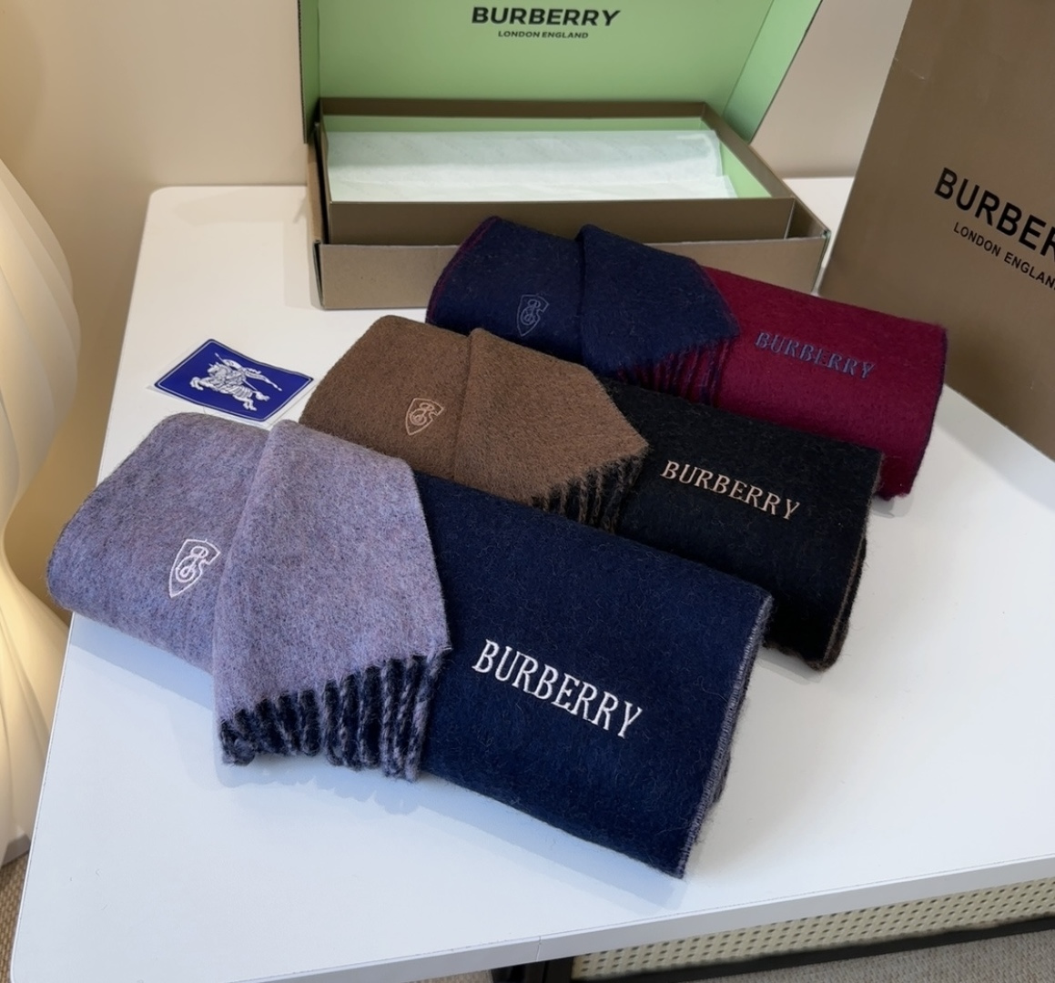 巴宝莉情侣款 美到要尖叫😱最新款🎊英伦欧美范儿 又是一款即时尚又实用的大围巾&长巾，🎆撞色的颜色搭配很协