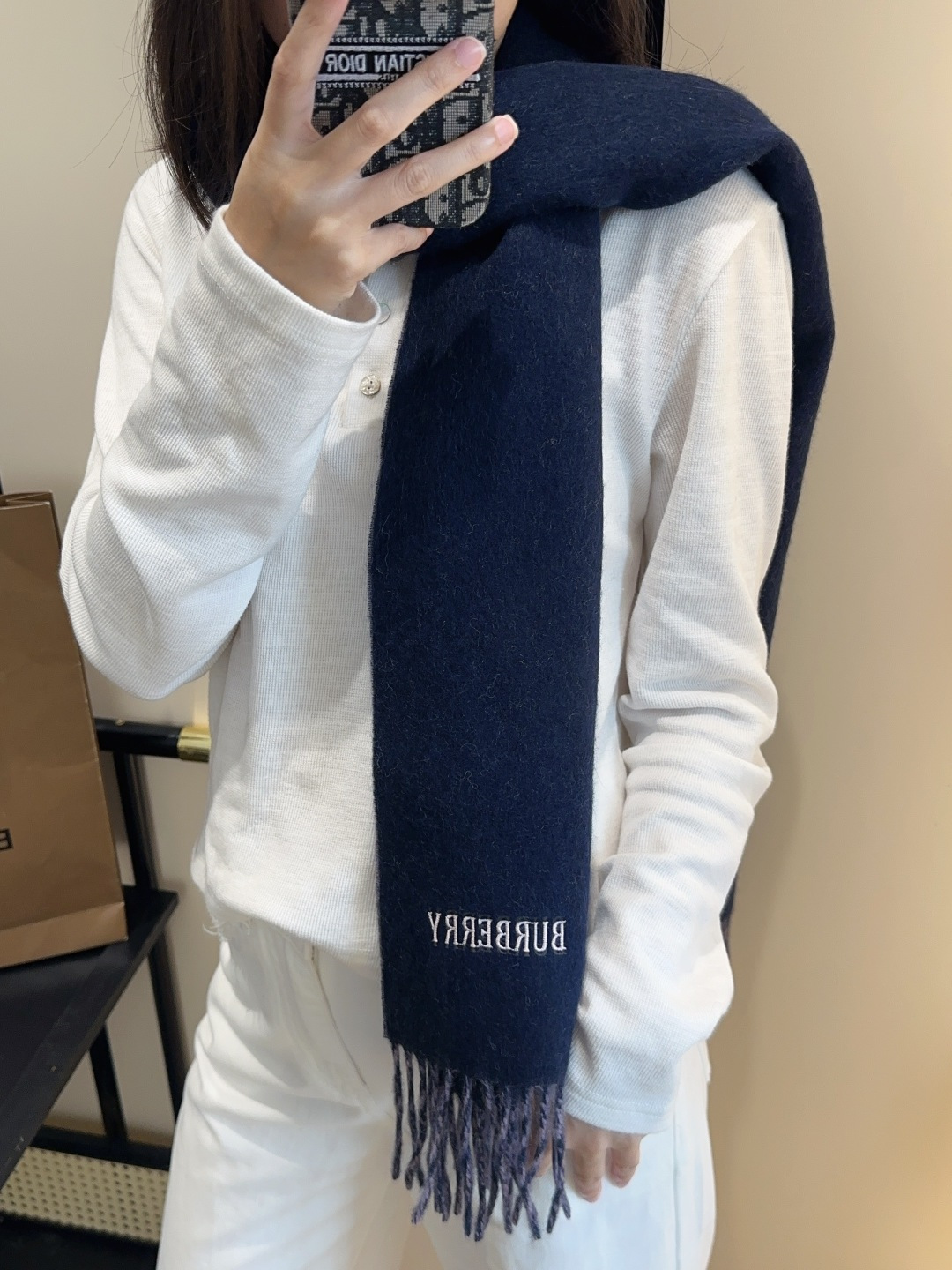 巴宝莉情侣款 美到要尖叫😱最新款🎊英伦欧美范儿 又是一款即时尚又实用的大围巾&长巾，🎆撞色的颜色搭配很协