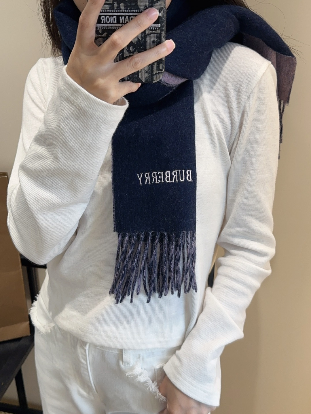 巴宝莉情侣款 美到要尖叫😱最新款🎊英伦欧美范儿 又是一款即时尚又实用的大围巾&长巾，🎆撞色的颜色搭配很协