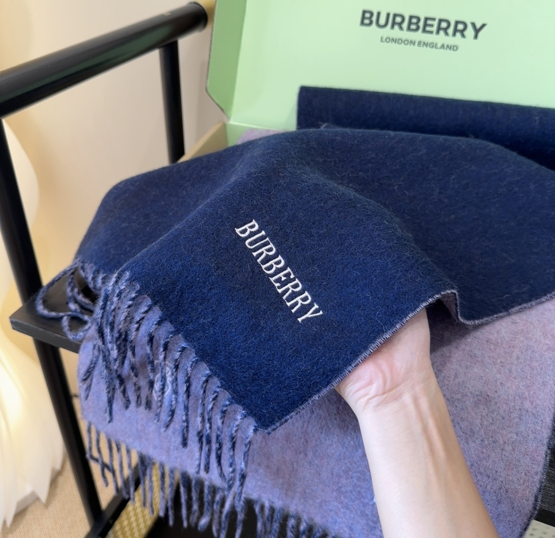 巴宝莉情侣款 美到要尖叫😱最新款🎊英伦欧美范儿 又是一款即时尚又实用的大围巾&长巾，🎆撞色的颜色搭配很协