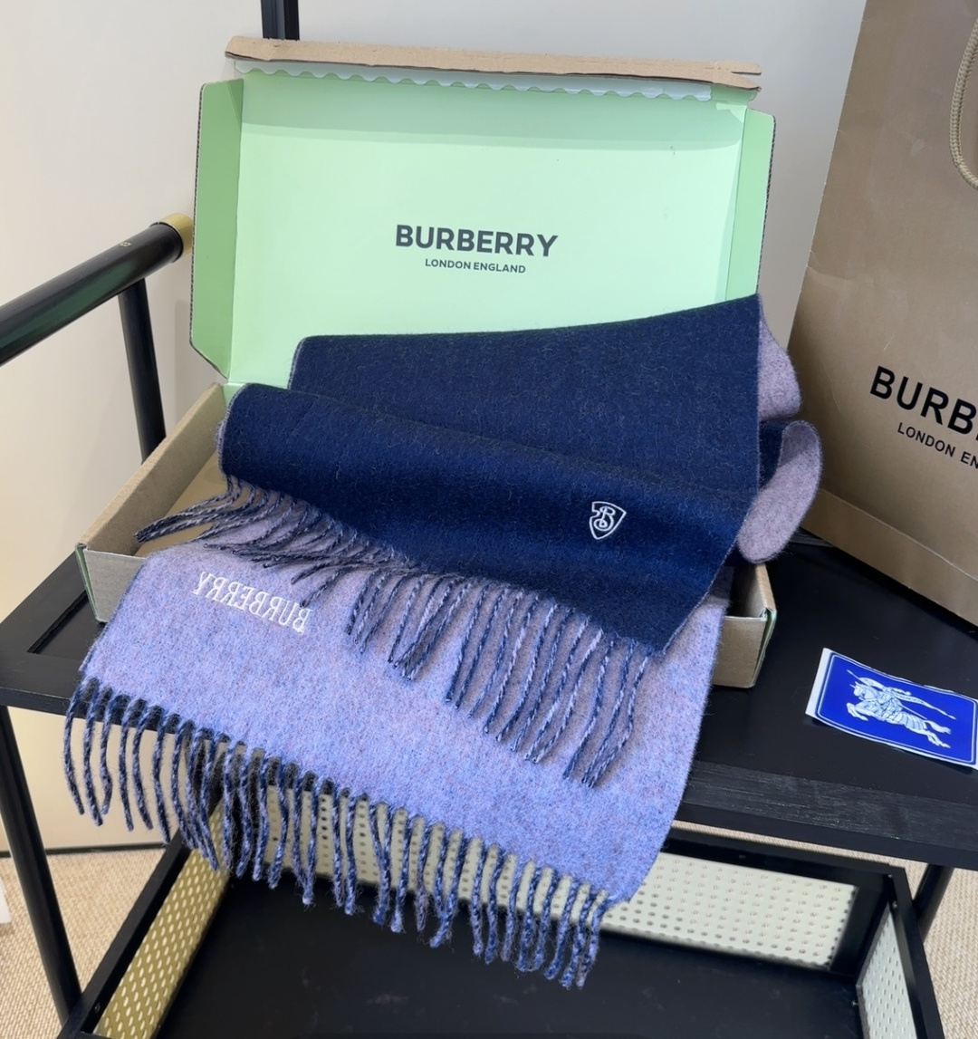 巴宝莉情侣款 美到要尖叫😱最新款🎊英伦欧美范儿 又是一款即时尚又实用的大围巾&长巾，🎆撞色的颜色搭配很协