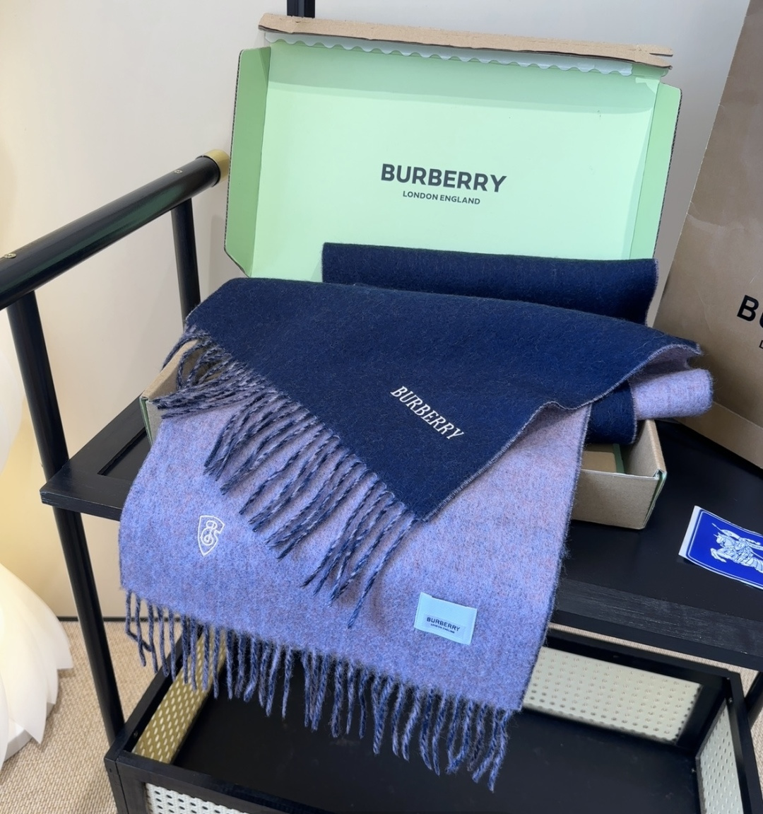 巴宝莉情侣款 美到要尖叫😱最新款🎊英伦欧美范儿 又是一款即时尚又实用的大围巾&长巾，🎆撞色的颜色搭配很协