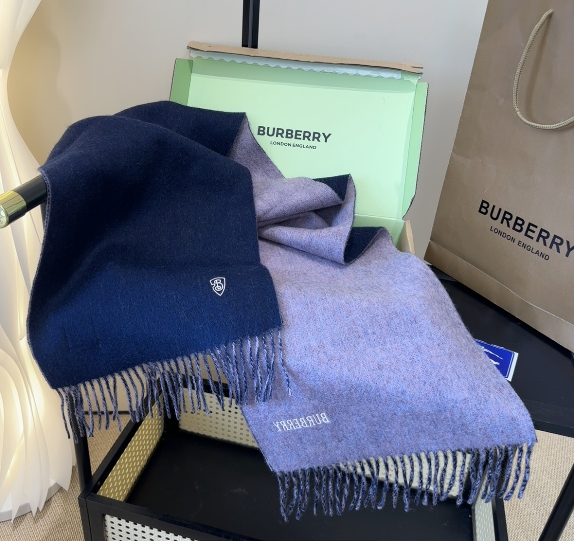 巴宝莉情侣款 美到要尖叫😱最新款🎊英伦欧美范儿 又是一款即时尚又实用的大围巾&长巾，🎆撞色的颜色搭配很协