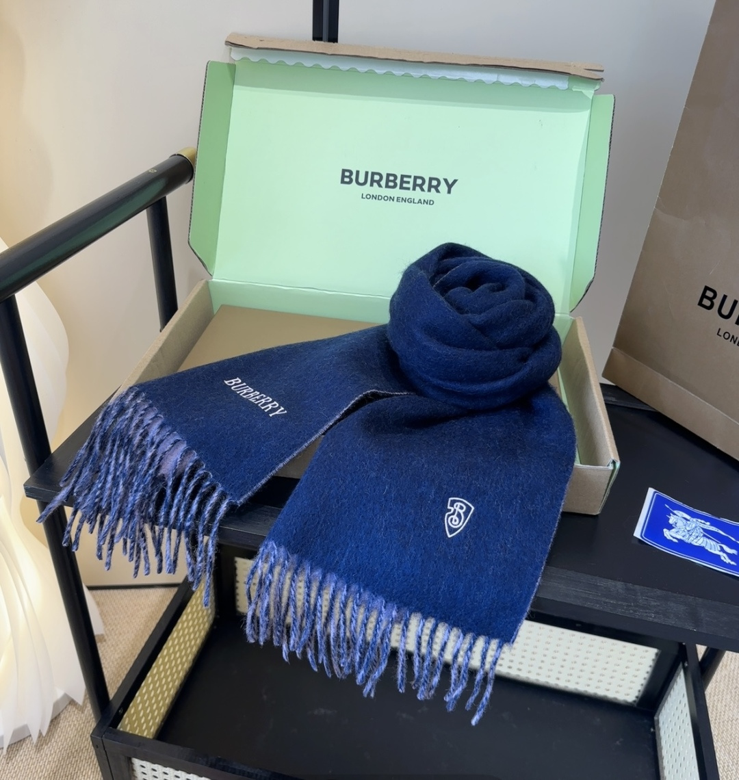 巴宝莉情侣款 美到要尖叫😱最新款🎊英伦欧美范儿 又是一款即时尚又实用的大围巾&长巾，🎆撞色的颜色搭配很协