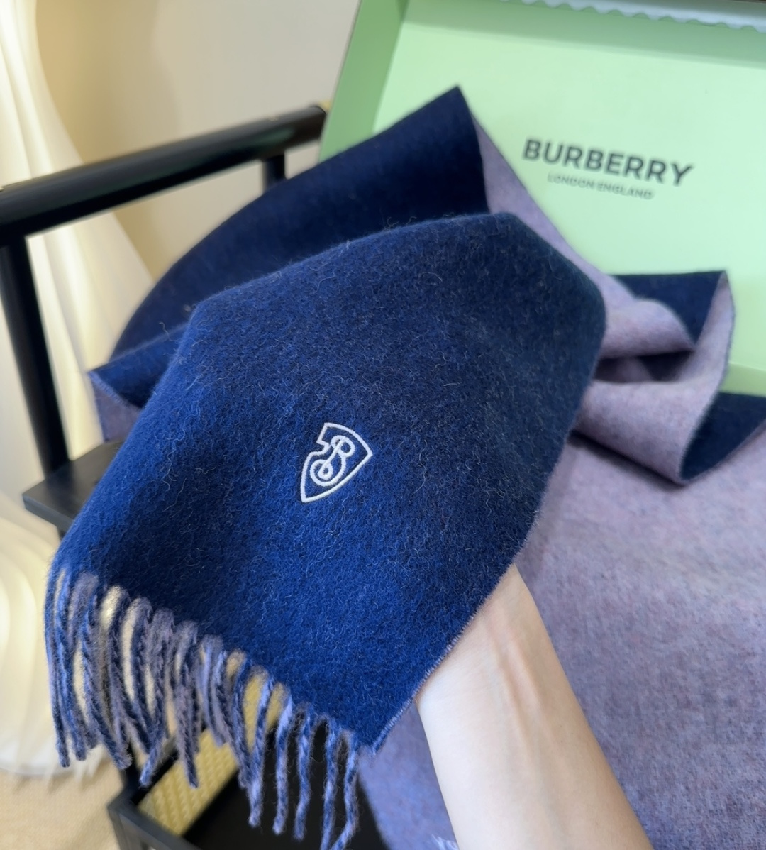 巴宝莉情侣款 美到要尖叫😱最新款🎊英伦欧美范儿 又是一款即时尚又实用的大围巾&长巾，🎆撞色的颜色搭配很协