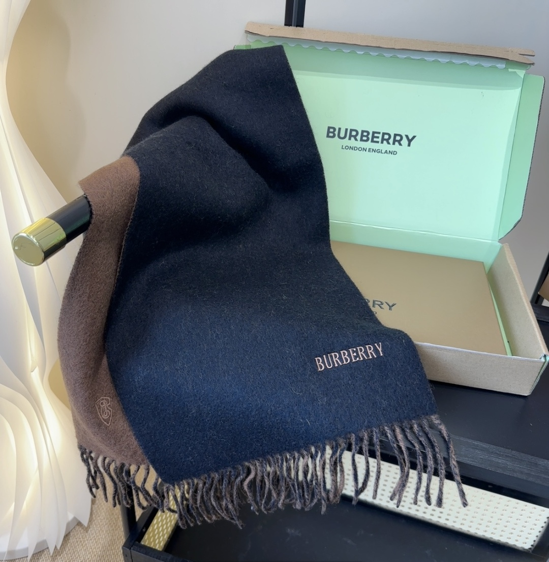 巴宝莉情侣款 美到要尖叫😱最新款🎊英伦欧美范儿 又是一款即时尚又实用的大围巾&长巾，🎆撞色的颜色搭配很协