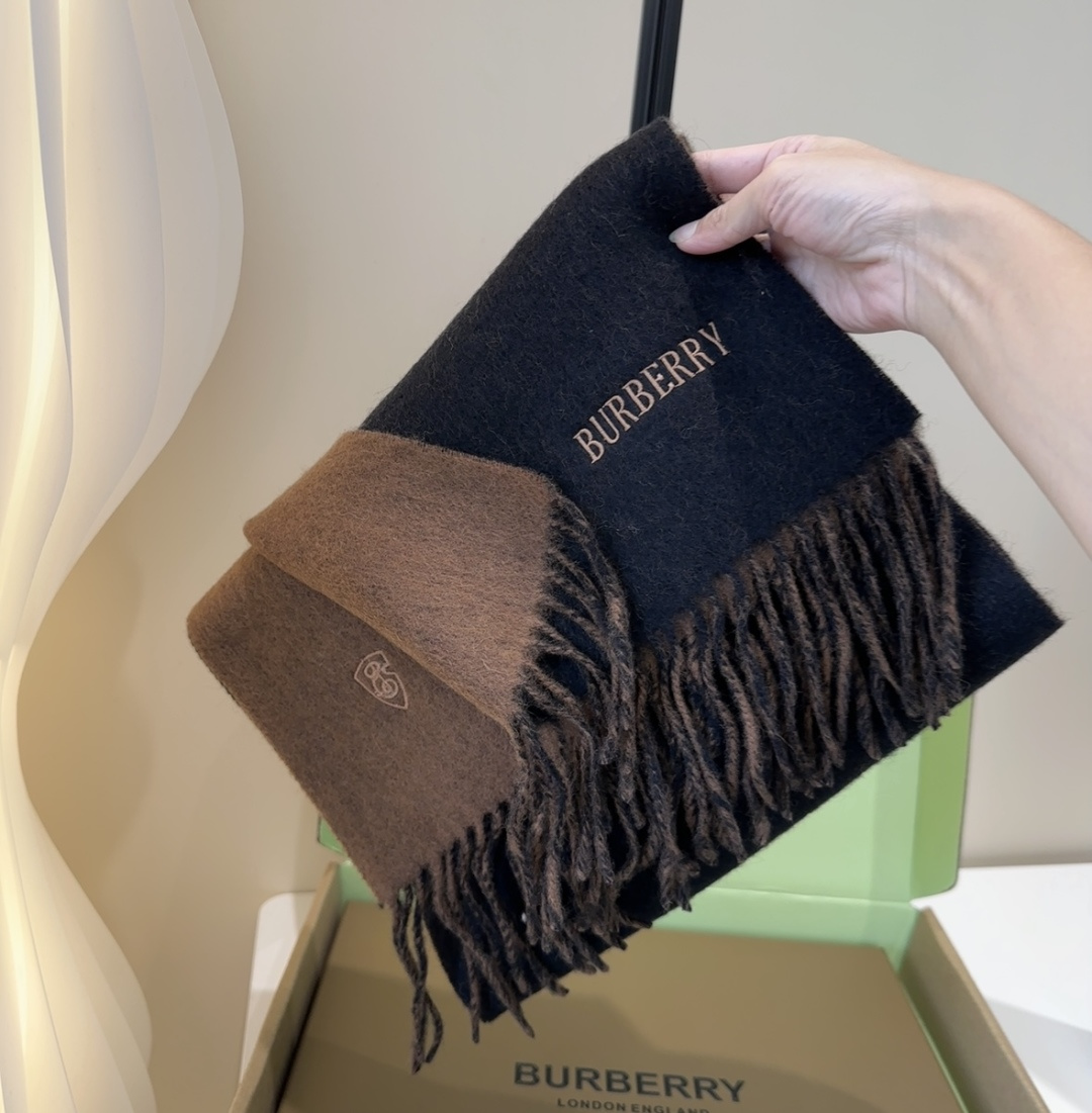 巴宝莉情侣款 美到要尖叫😱最新款🎊英伦欧美范儿 又是一款即时尚又实用的大围巾&长巾，🎆撞色的颜色搭配很协