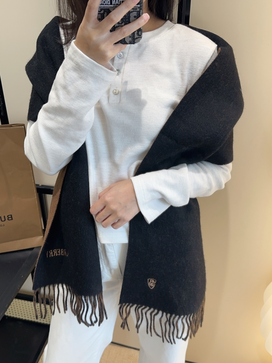 巴宝莉情侣款 美到要尖叫😱最新款🎊英伦欧美范儿 又是一款即时尚又实用的大围巾&长巾，🎆撞色的颜色搭配很协