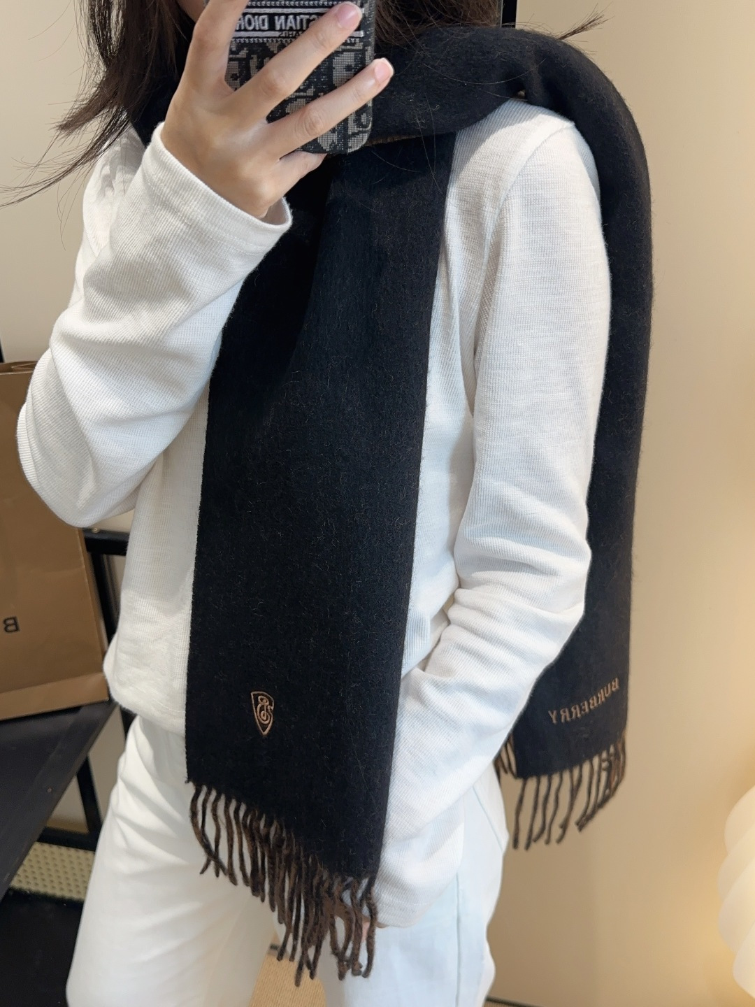 巴宝莉情侣款 美到要尖叫😱最新款🎊英伦欧美范儿 又是一款即时尚又实用的大围巾&长巾，🎆撞色的颜色搭配很协