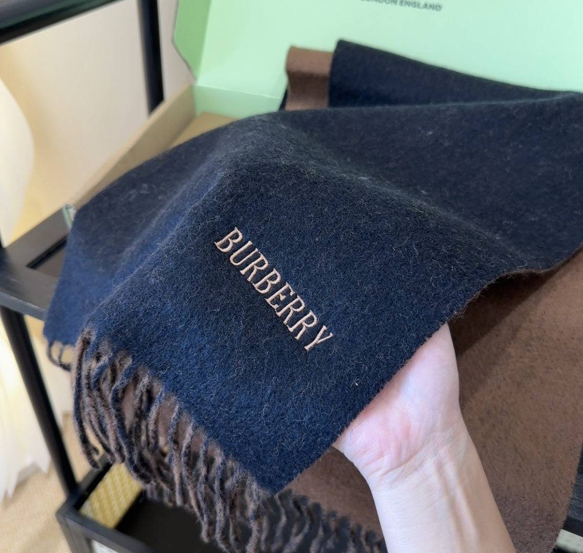 巴宝莉情侣款 美到要尖叫😱最新款🎊英伦欧美范儿 又是一款即时尚又实用的大围巾&长巾，🎆撞色的颜色搭配很协