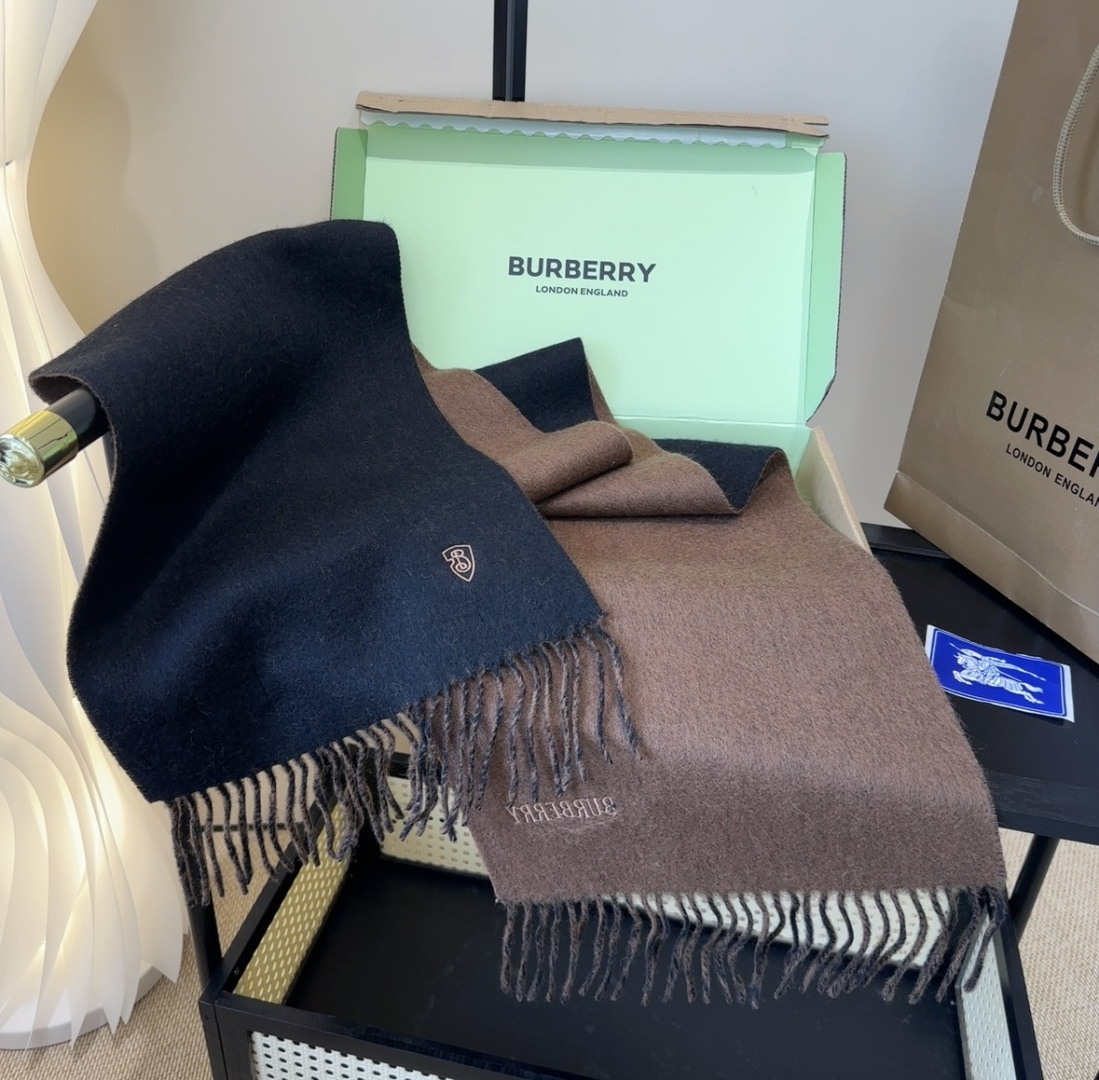 巴宝莉情侣款 美到要尖叫😱最新款🎊英伦欧美范儿 又是一款即时尚又实用的大围巾&长巾，🎆撞色的颜色搭配很协