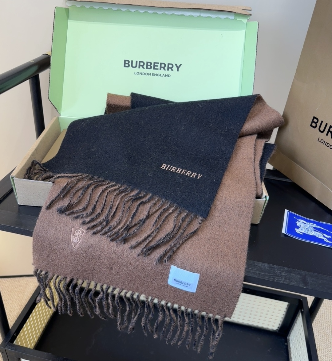 巴宝莉情侣款 美到要尖叫😱最新款🎊英伦欧美范儿 又是一款即时尚又实用的大围巾&长巾，🎆撞色的颜色搭配很协