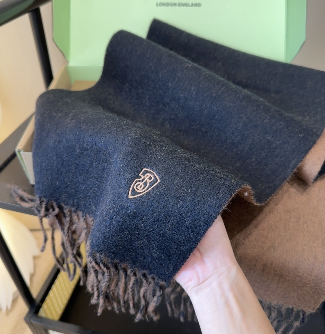 巴宝莉情侣款 美到要尖叫😱最新款🎊英伦欧美范儿 又是一款即时尚又实用的大围巾&长巾，🎆撞色的颜色搭配很协