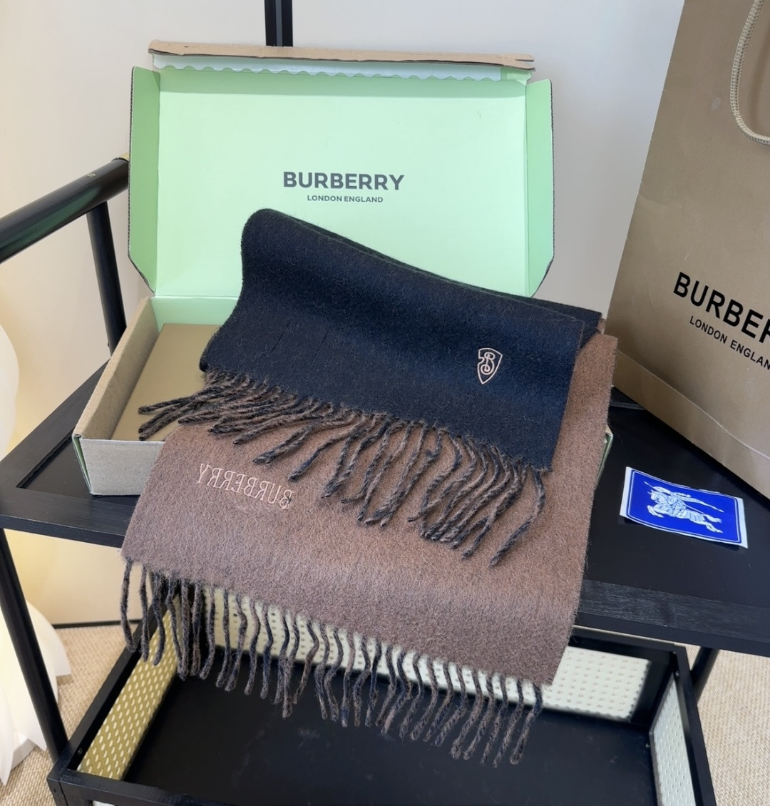 巴宝莉情侣款 美到要尖叫😱最新款🎊英伦欧美范儿 又是一款即时尚又实用的大围巾&长巾，🎆撞色的颜色搭配很协