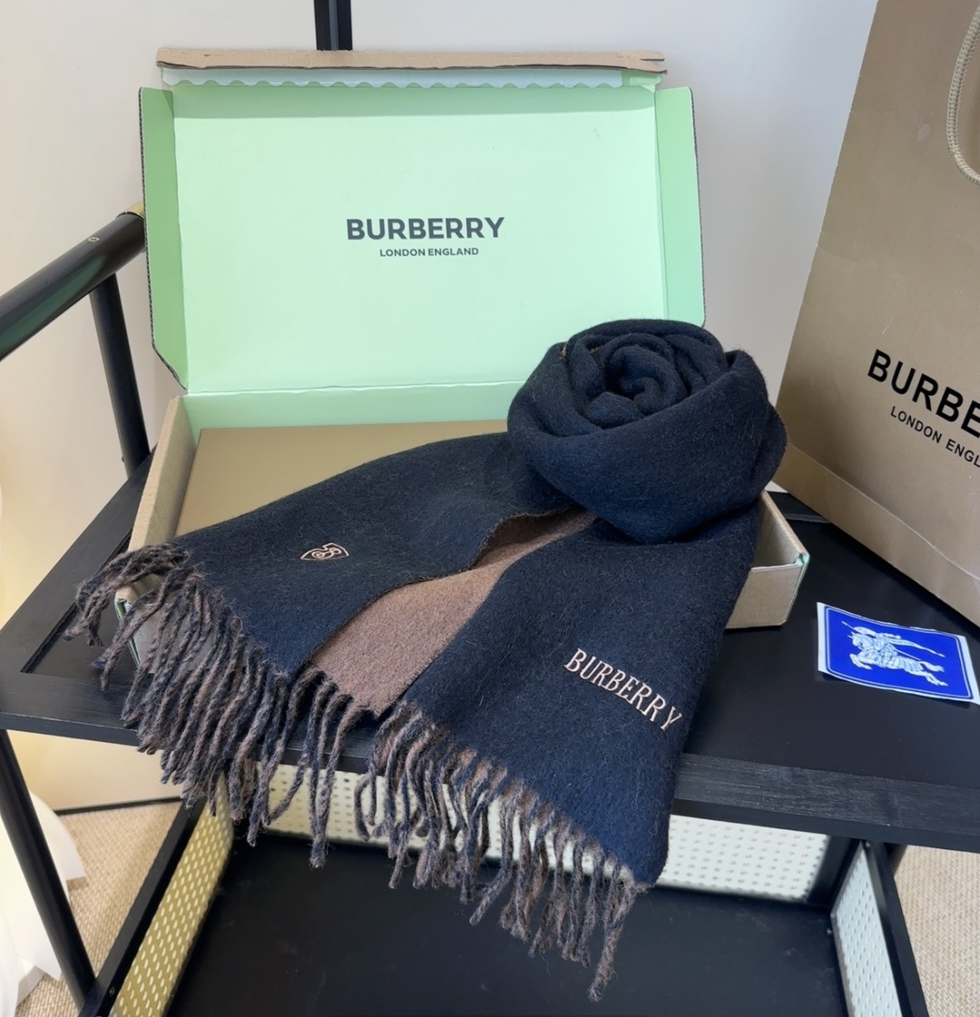 巴宝莉情侣款 美到要尖叫😱最新款🎊英伦欧美范儿 又是一款即时尚又实用的大围巾&长巾，🎆撞色的颜色搭配很协