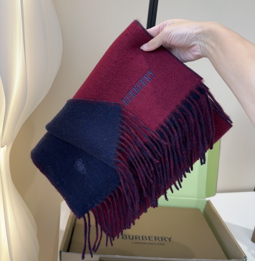 巴宝莉情侣款 美到要尖叫😱最新款🎊英伦欧美范儿 又是一款即时尚又实用的大围巾&长巾，🎆撞色的颜色搭配很协