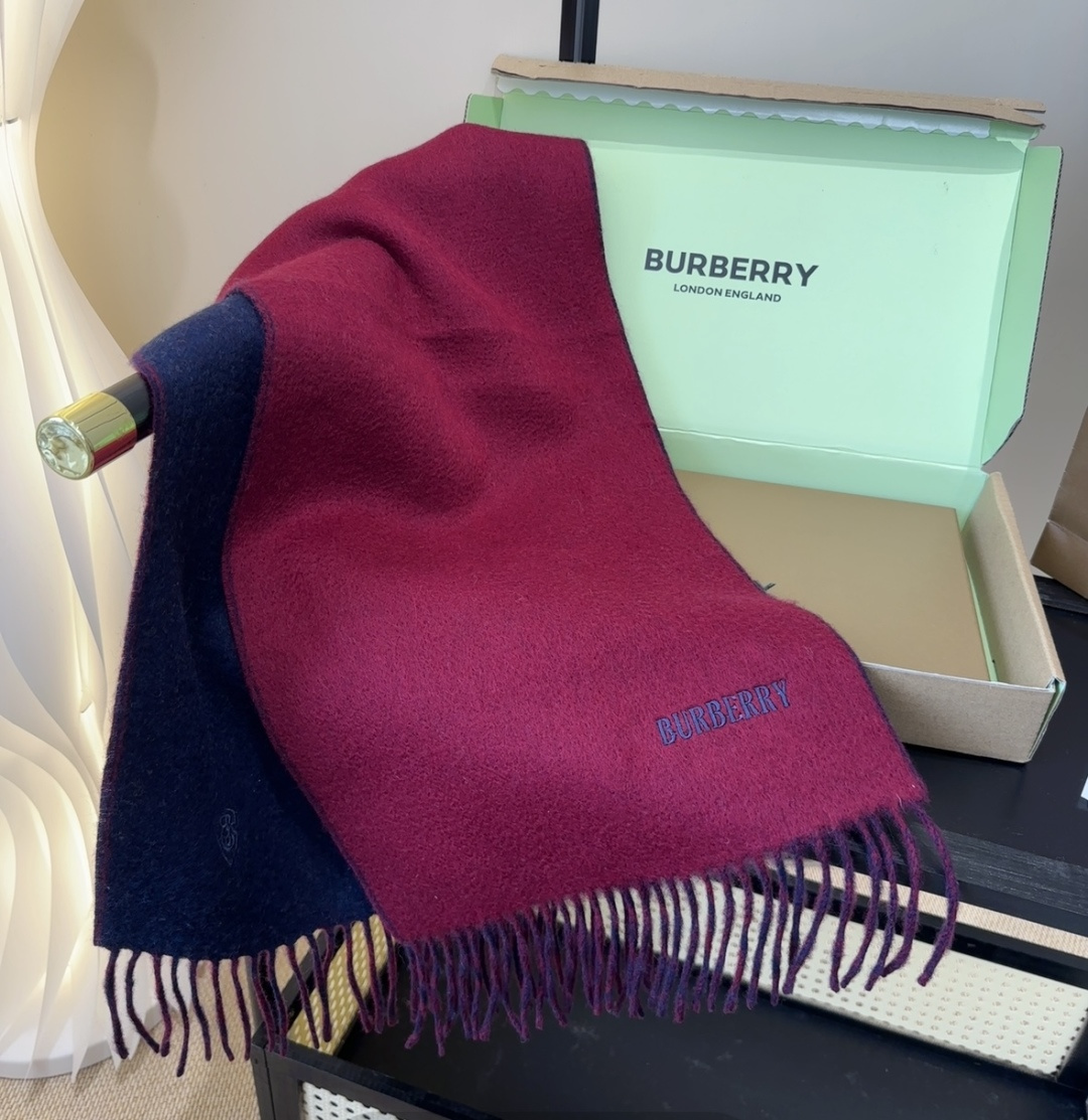 巴宝莉情侣款 美到要尖叫😱最新款🎊英伦欧美范儿 又是一款即时尚又实用的大围巾&长巾，🎆撞色的颜色搭配很协