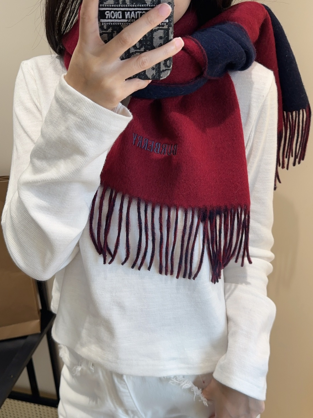 巴宝莉情侣款 美到要尖叫😱最新款🎊英伦欧美范儿 又是一款即时尚又实用的大围巾&长巾，🎆撞色的颜色搭配很协