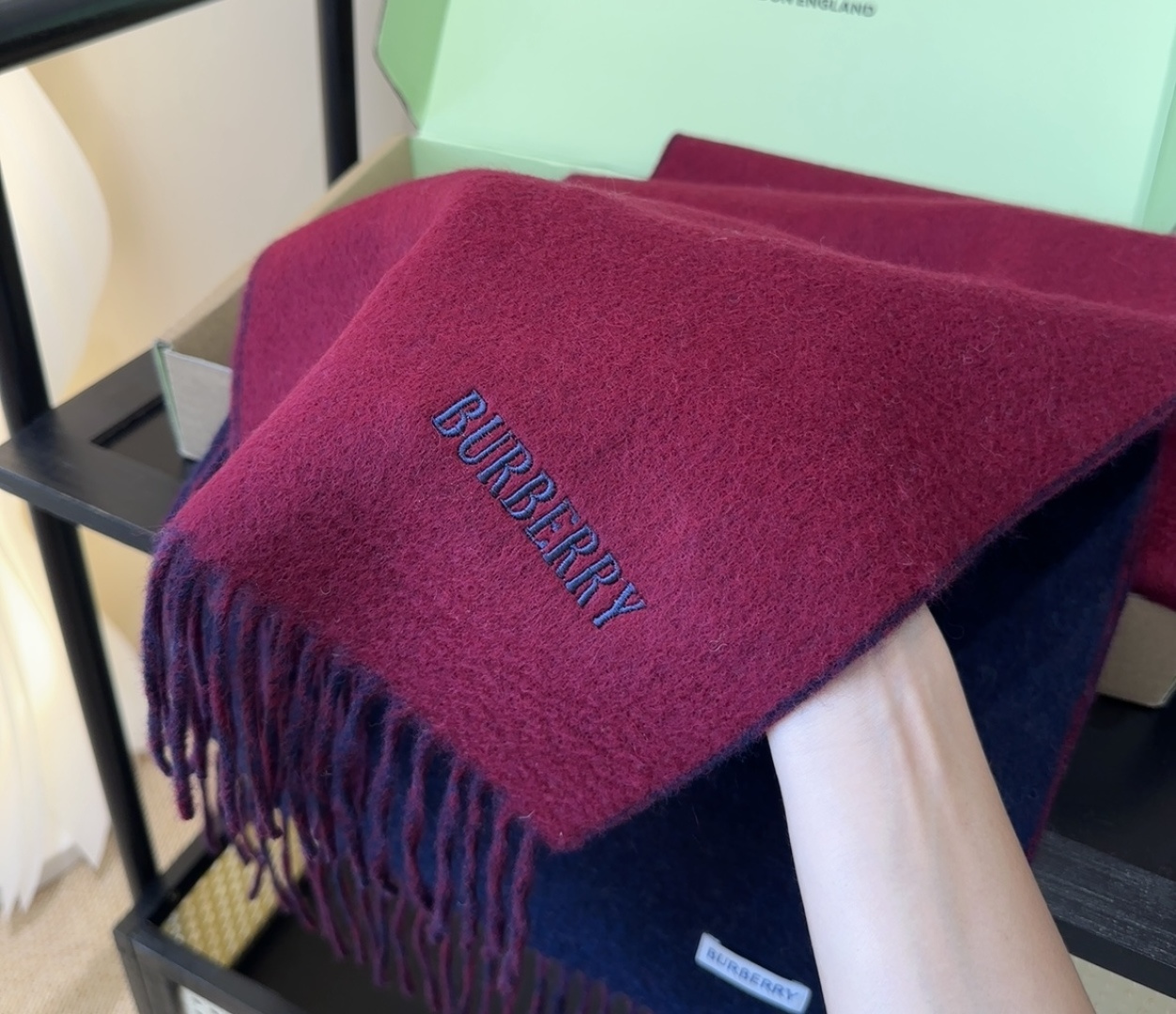 巴宝莉情侣款 美到要尖叫😱最新款🎊英伦欧美范儿 又是一款即时尚又实用的大围巾&长巾，🎆撞色的颜色搭配很协