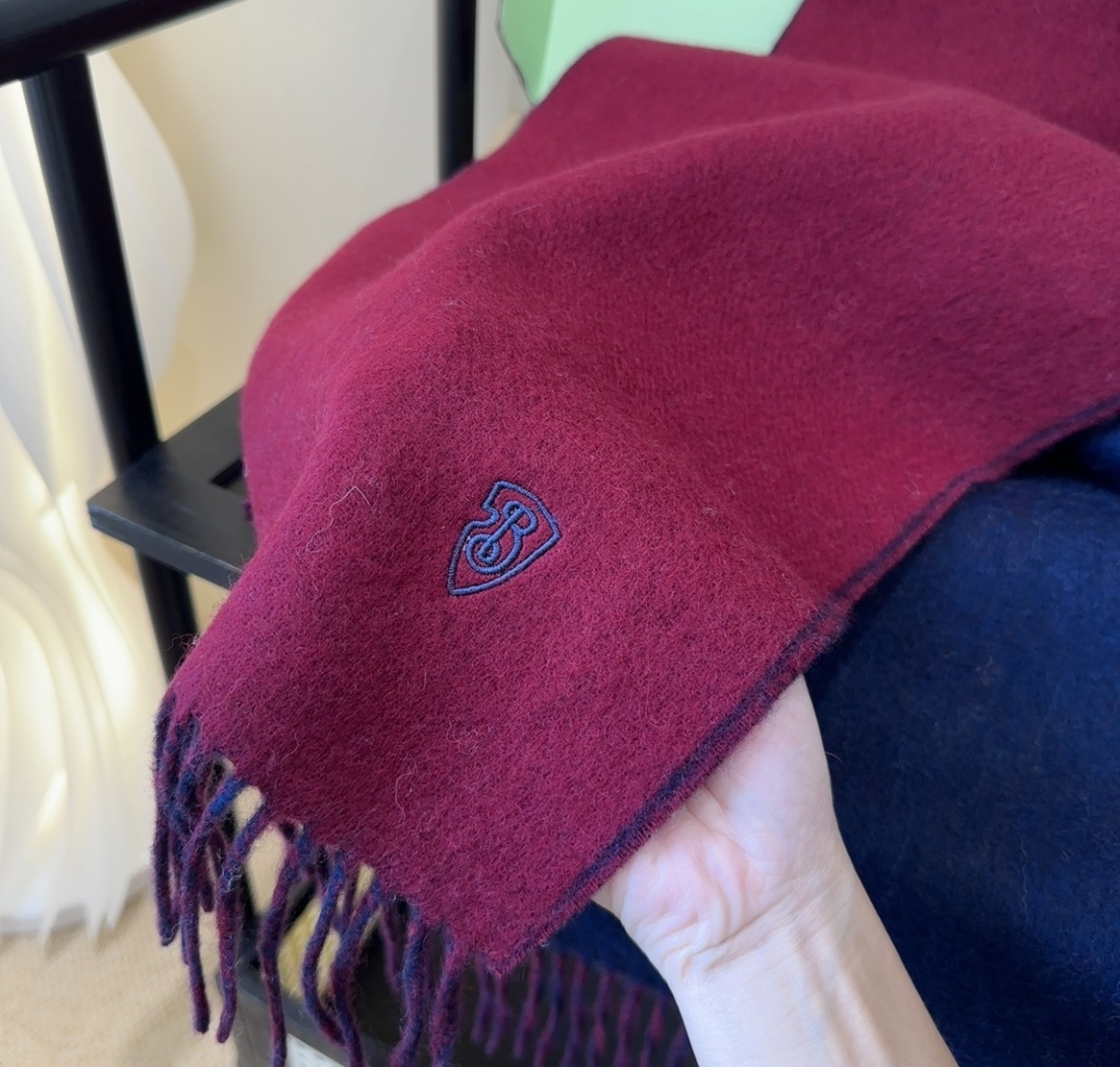 巴宝莉情侣款 美到要尖叫😱最新款🎊英伦欧美范儿 又是一款即时尚又实用的大围巾&长巾，🎆撞色的颜色搭配很协