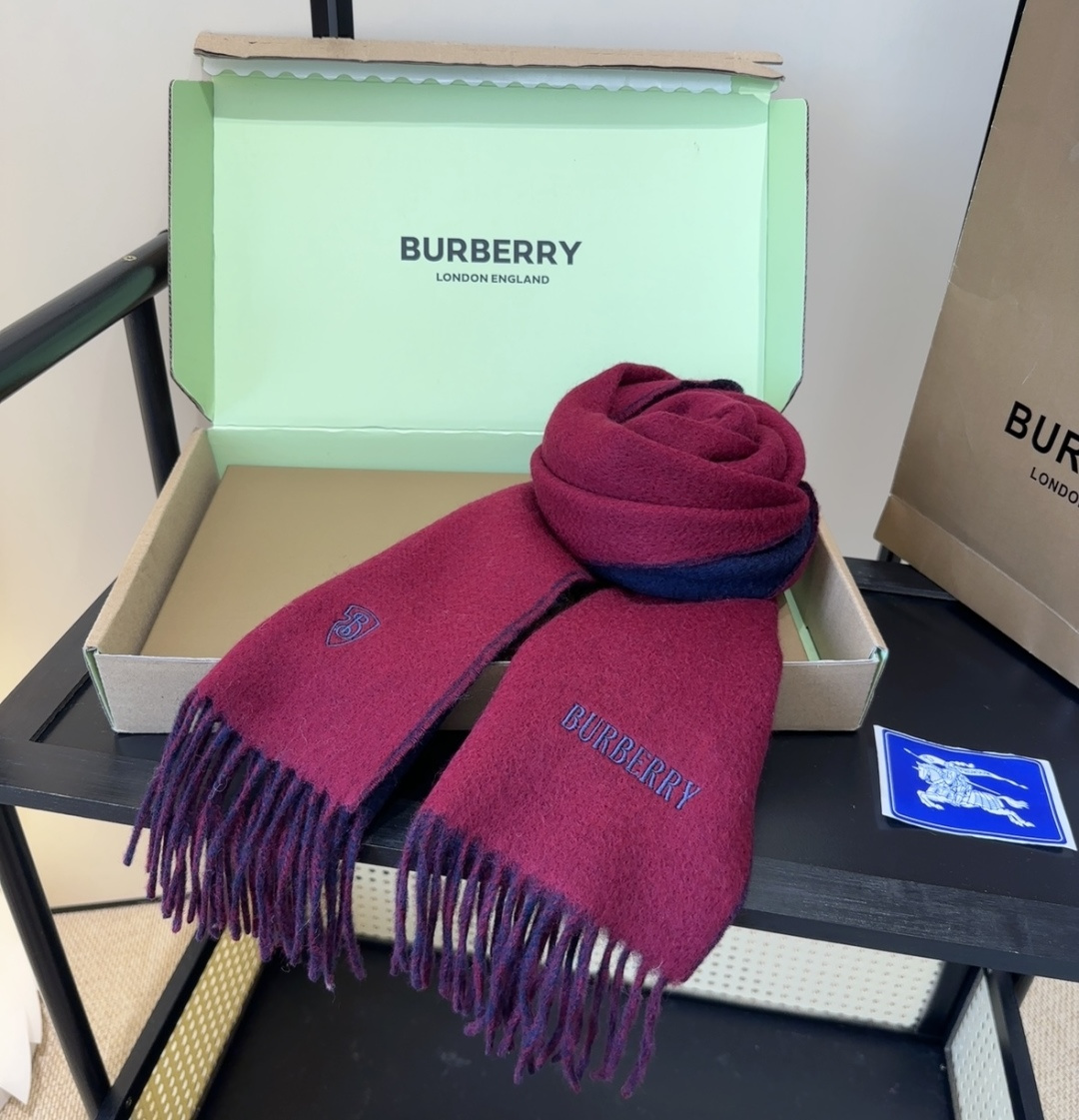 巴宝莉情侣款 美到要尖叫😱最新款🎊英伦欧美范儿 又是一款即时尚又实用的大围巾&长巾，🎆撞色的颜色搭配很协