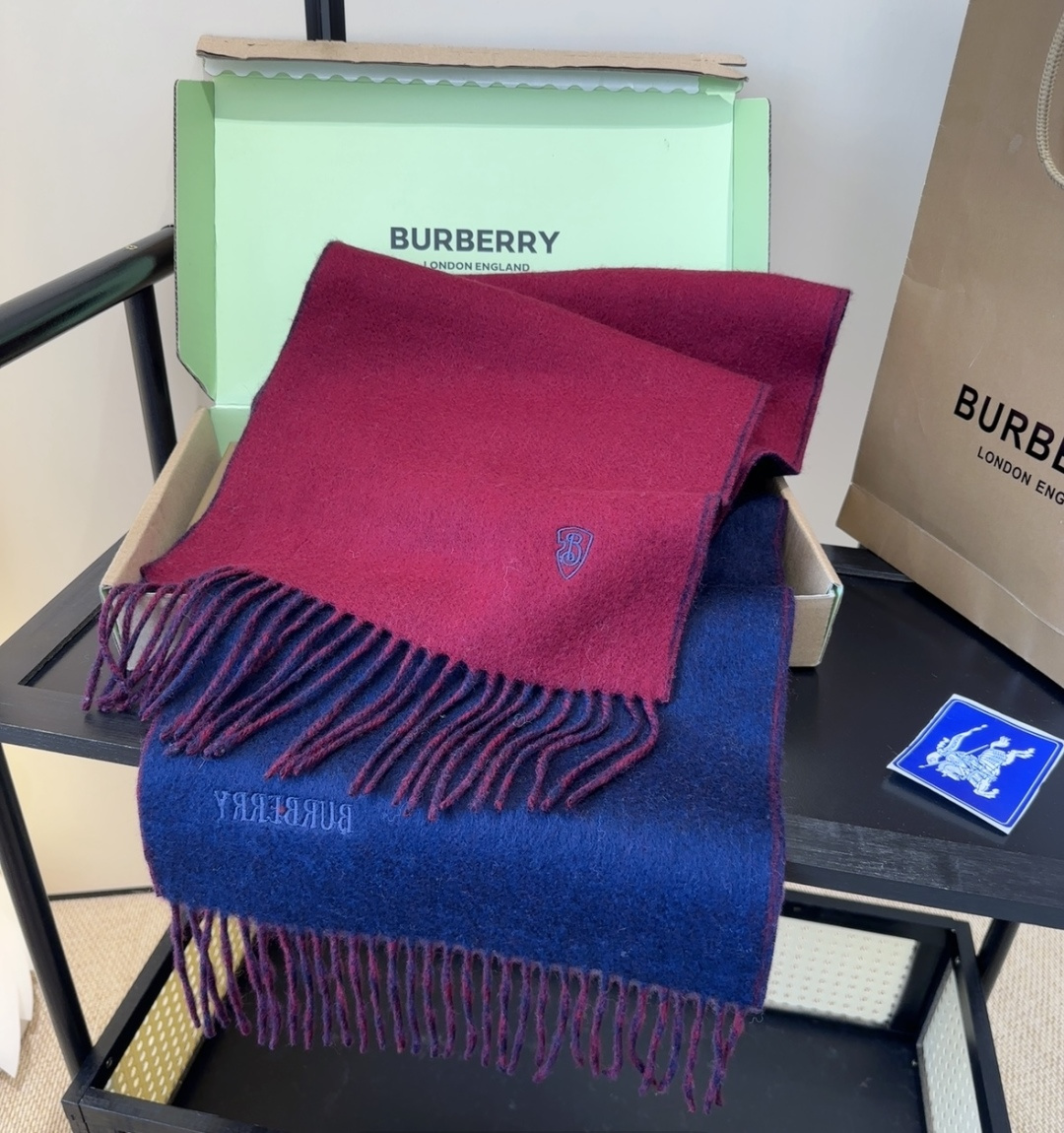 巴宝莉情侣款 美到要尖叫😱最新款🎊英伦欧美范儿 又是一款即时尚又实用的大围巾&长巾，🎆撞色的颜色搭配很协