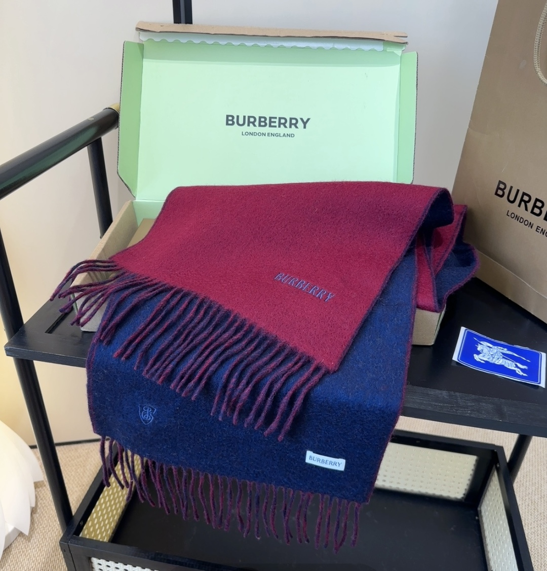 巴宝莉情侣款 美到要尖叫😱最新款🎊英伦欧美范儿 又是一款即时尚又实用的大围巾&长巾，🎆撞色的颜色搭配很协