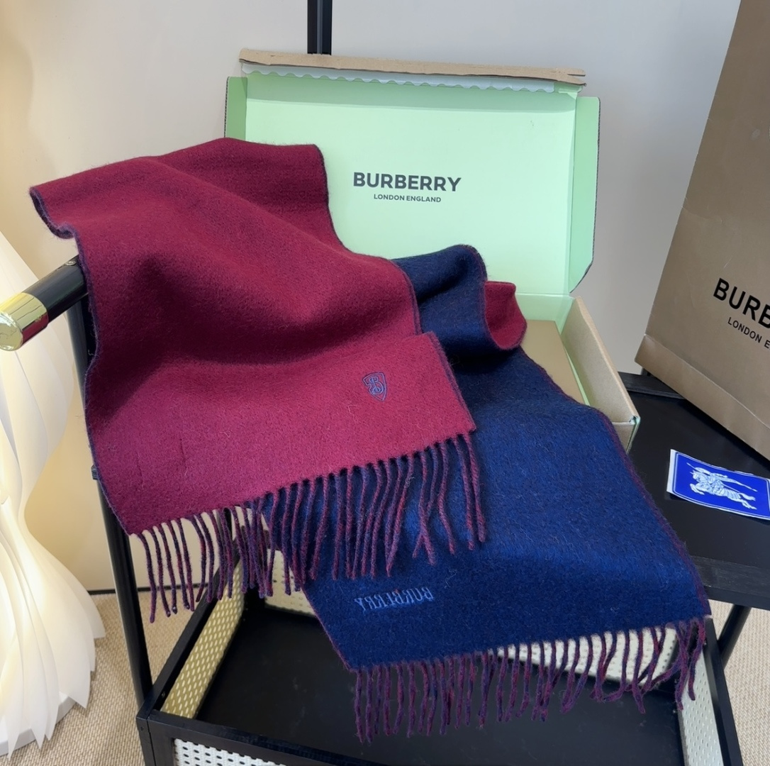 巴宝莉情侣款 美到要尖叫😱最新款🎊英伦欧美范儿 又是一款即时尚又实用的大围巾&长巾，🎆撞色的颜色搭配很协